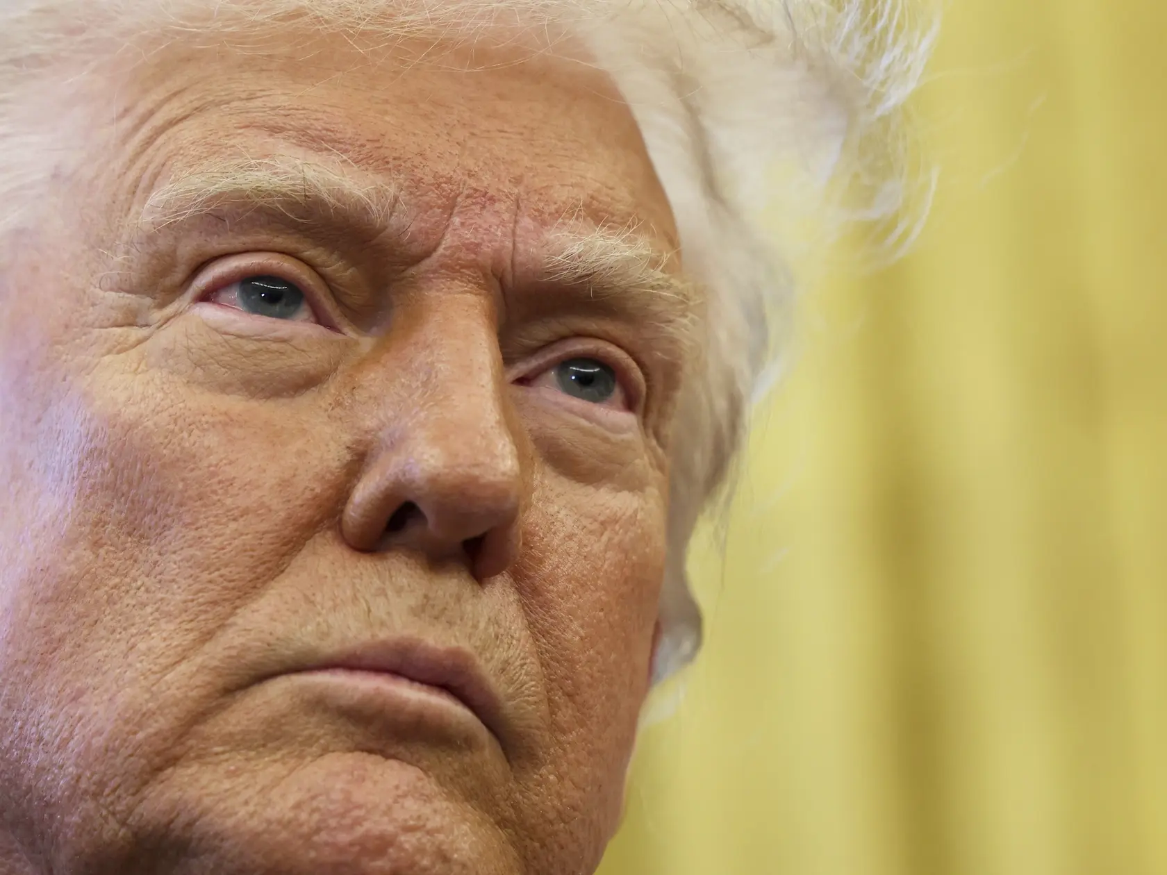 KK6 Washington - Americký prezident Donald Trump hovorí v Oválnej pracovni Bieleho domu vo Washingtone 26. marca 2025. Americký prezident Donald Trump v stredu oznámil, že uvalí clá vo výške 25 % na "všetky autá, ktoré neboli vyrobené v USA". FOTO TASR/AP
President Donald Trump speaks to reporters in the Oval Office at the White House in Washington, Wednesday, March 26, 2025. (Pool via AP)