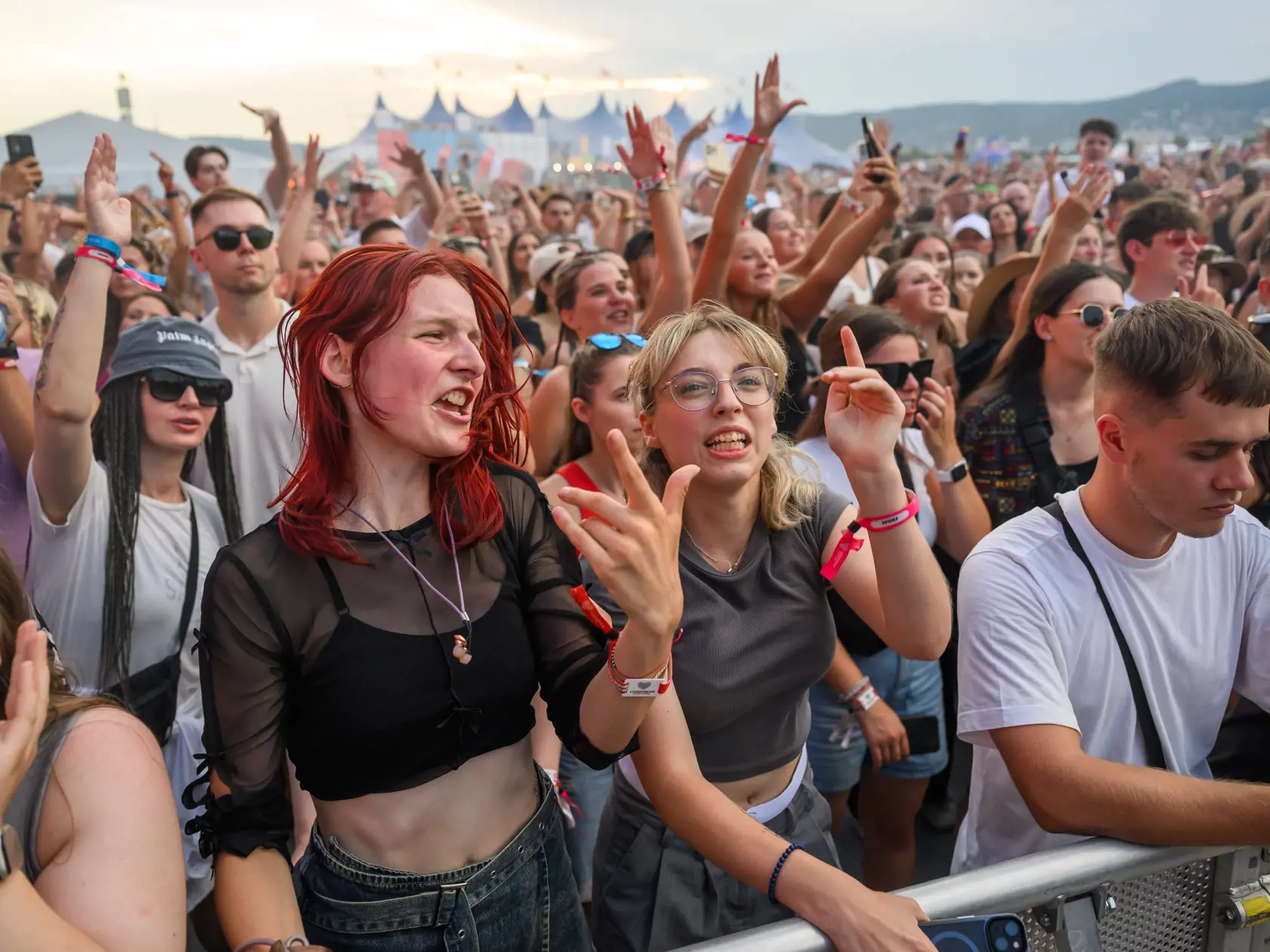 Lovestream festival, najväčšie hudobné podujatie tohto leta, sa začína v piatok popoludní v Bratislave. Na letisku v bratislavských Vajnoroch sa počas troch dní od 16. do 18. augusta predstavia viaceré osobnosti európskej a svetovej hudobnej scény. Brány festivalu sa pre všetkých fanúšikov otvorili v piatok 16. augusta o 12.00 h a zatvoria sa v pondelok 19. augusta o 12.00 h. Na snímke ľudia sa bavia počas prvého dňa 3. ročníka Lovestream festivalu na Starom Vajnorskom letisku v Bratislave.