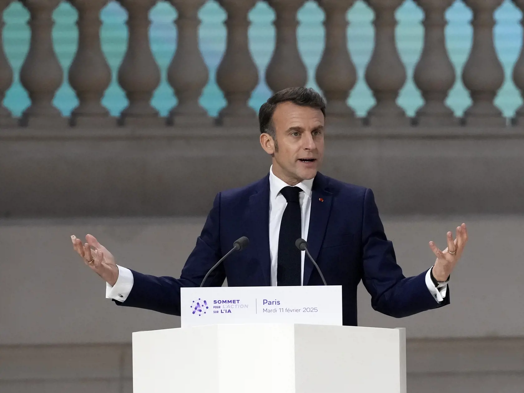 AZ22 Paríž - Francúzsky prezident Emmanuel Macron počas svojho prejavu na summite  o umelej inteligencii v Paríži 11. februára 2025. Na summite sa stretlo takmer 100 hláv štátov a vlád a 1000 zástupcov občianskej spoločnosti z približne sto krajín. FOTO TASR/AP 

French President Emmanuel Macron addresses the audience in a closing speech at the Grand Palais during the Artificial Intelligence Action Summit in Paris, Tuesday, Feb. 11, 2025. (AP Photo/Michel Euler)