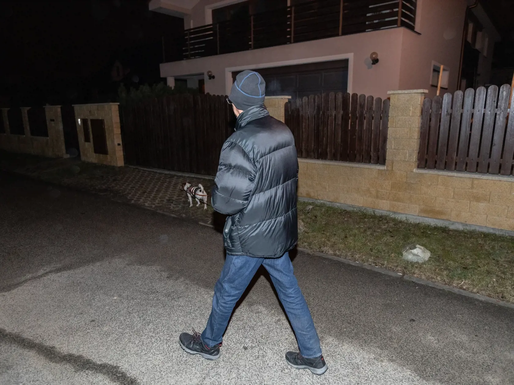 Trnka po prepustení ako venčí svojho psa s manželkou a synom.