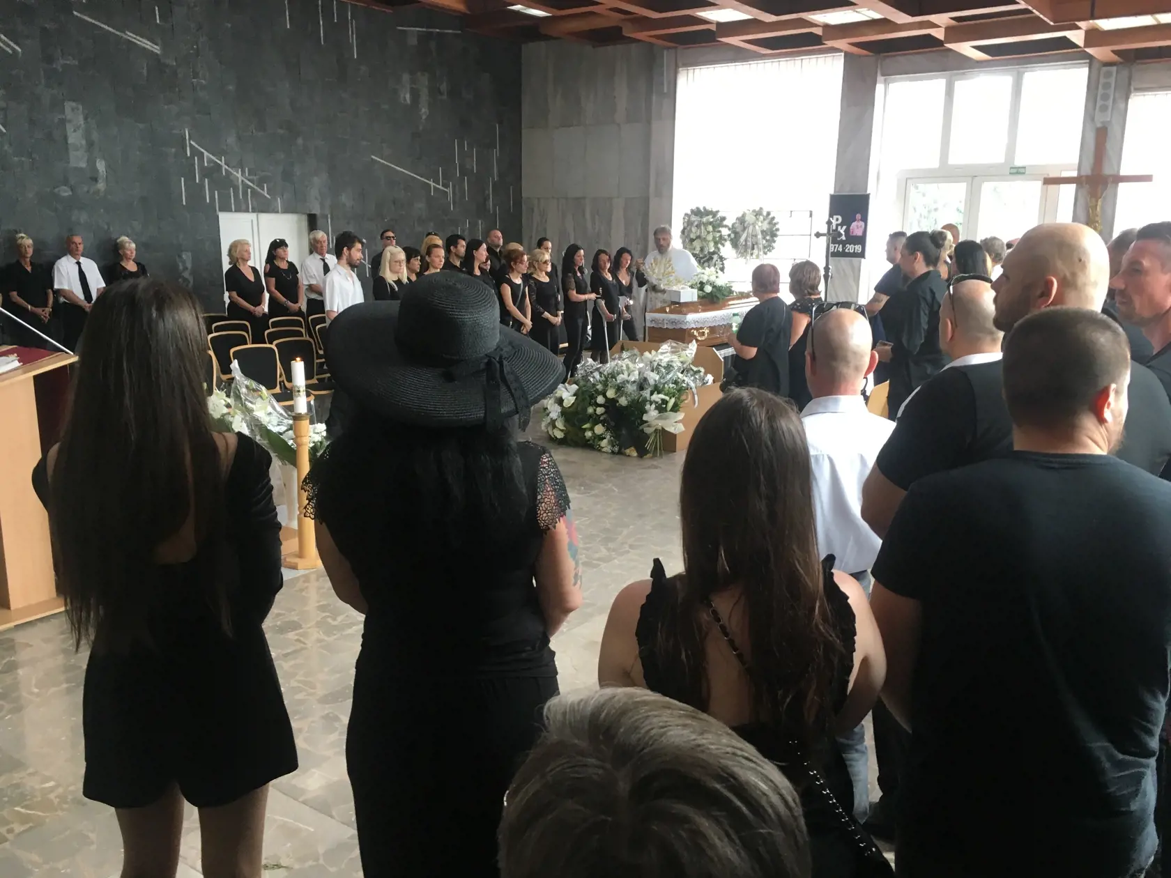 Na pohreb prišli mnohí vyznávači bojových umení - kamaráti Petra.