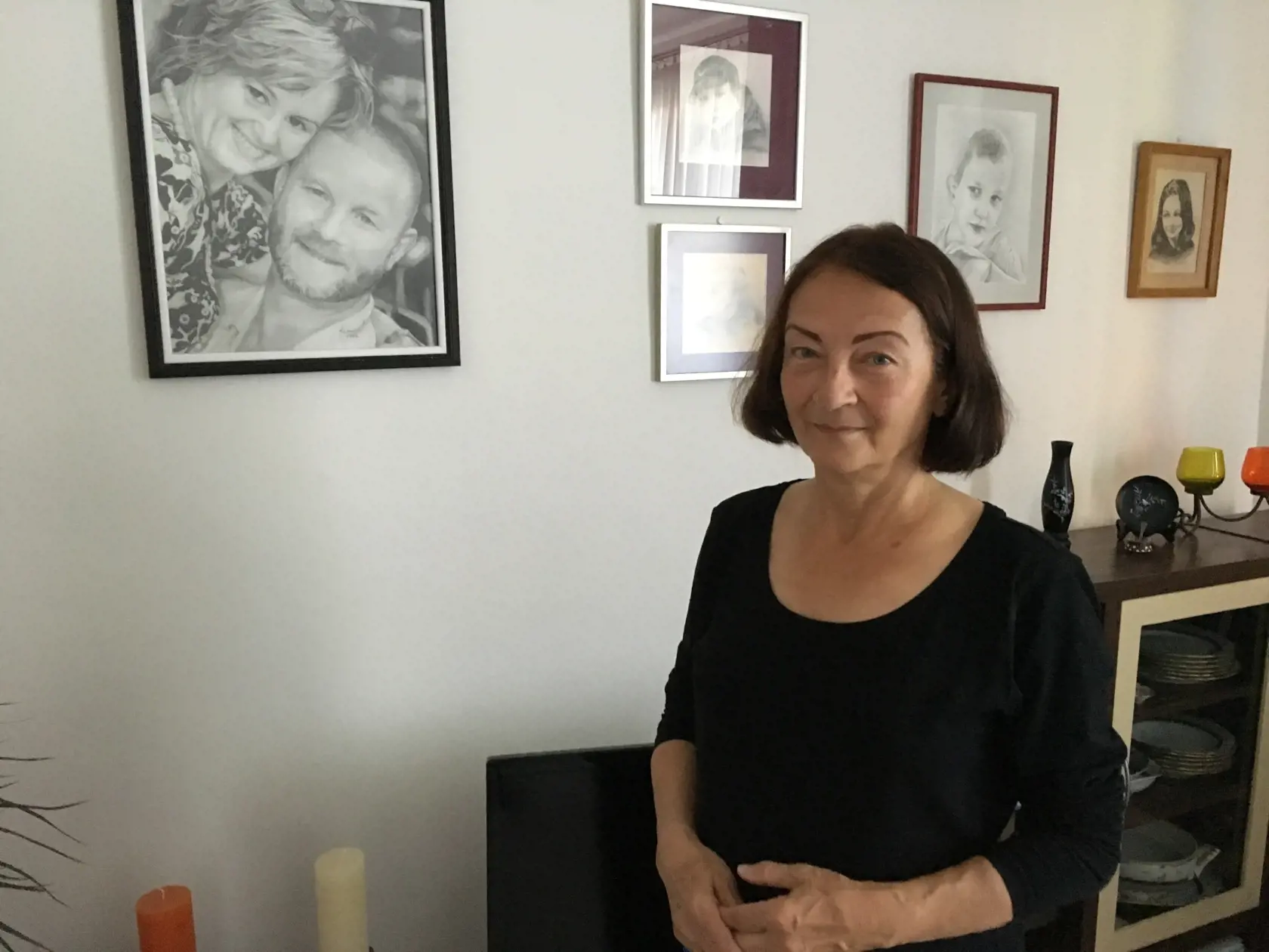 Petrova mama Jana sa denne pozerá na svoju nevestu Zuzanu, ktorá je od konca júla v base pre obvinenie z vraždy svojho manžela.