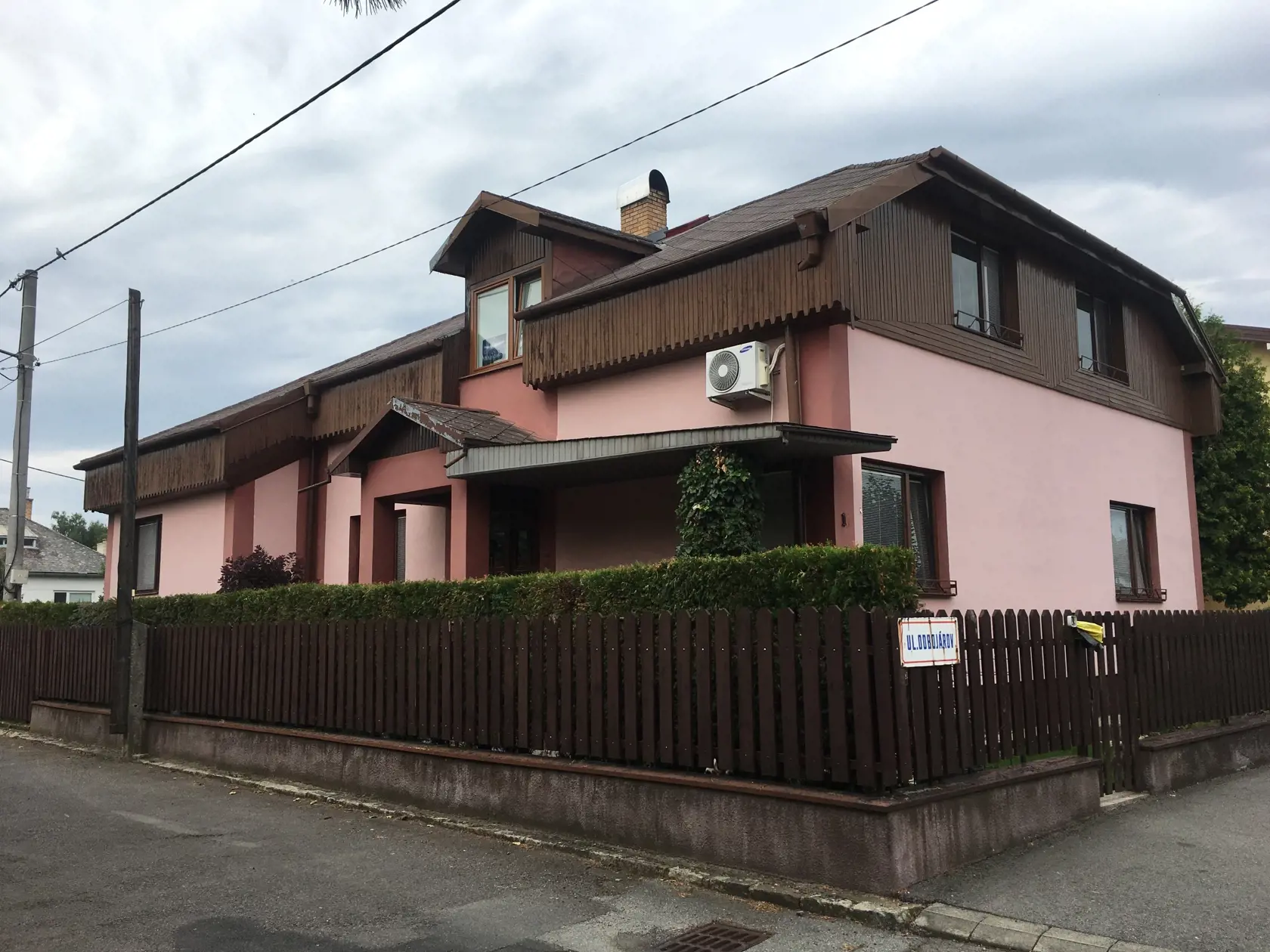 Zuzanin rodičovský dom, jej mama nereagovala na zvonenie.