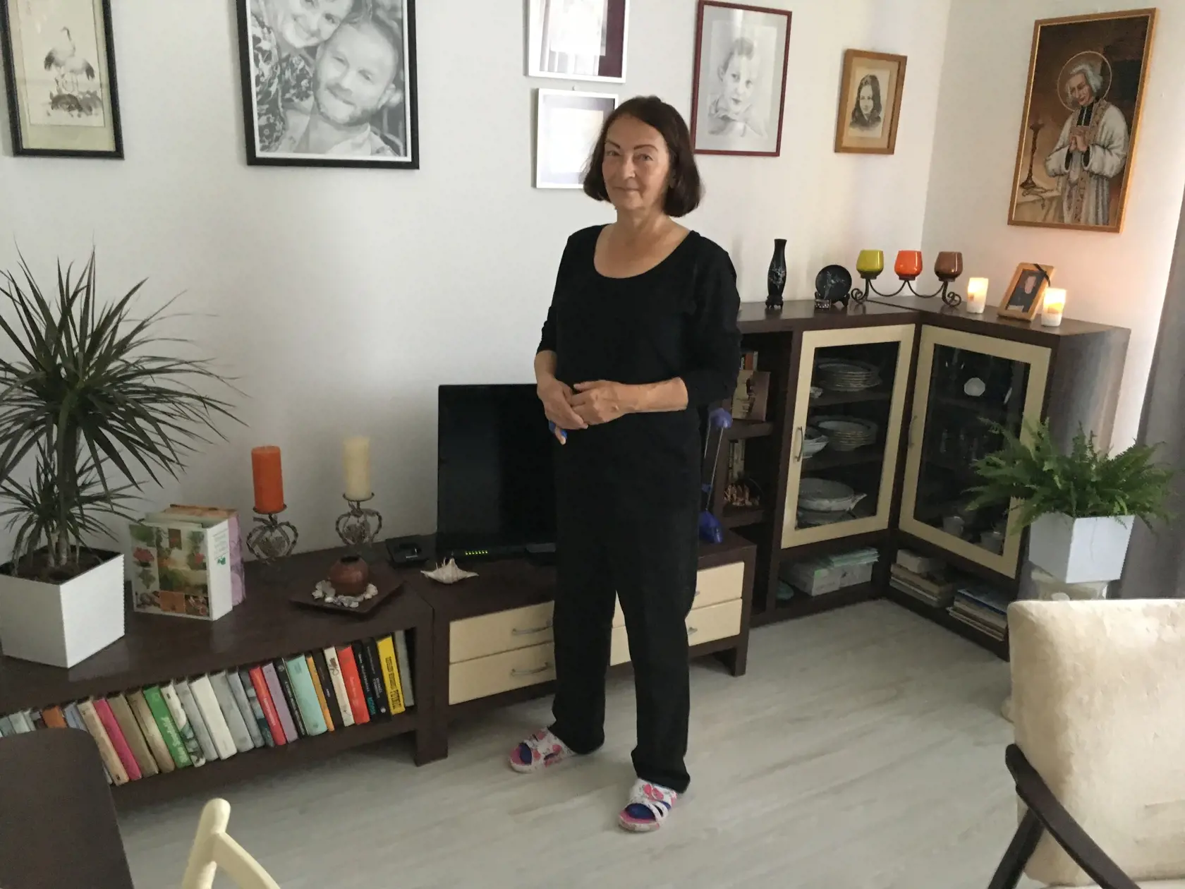 Petrova mama Jana sa denne pozerá na svoju nevestu Zuzanu, ktorá je od konca júla v base pre obvinenie z vraždy svojho manžela.