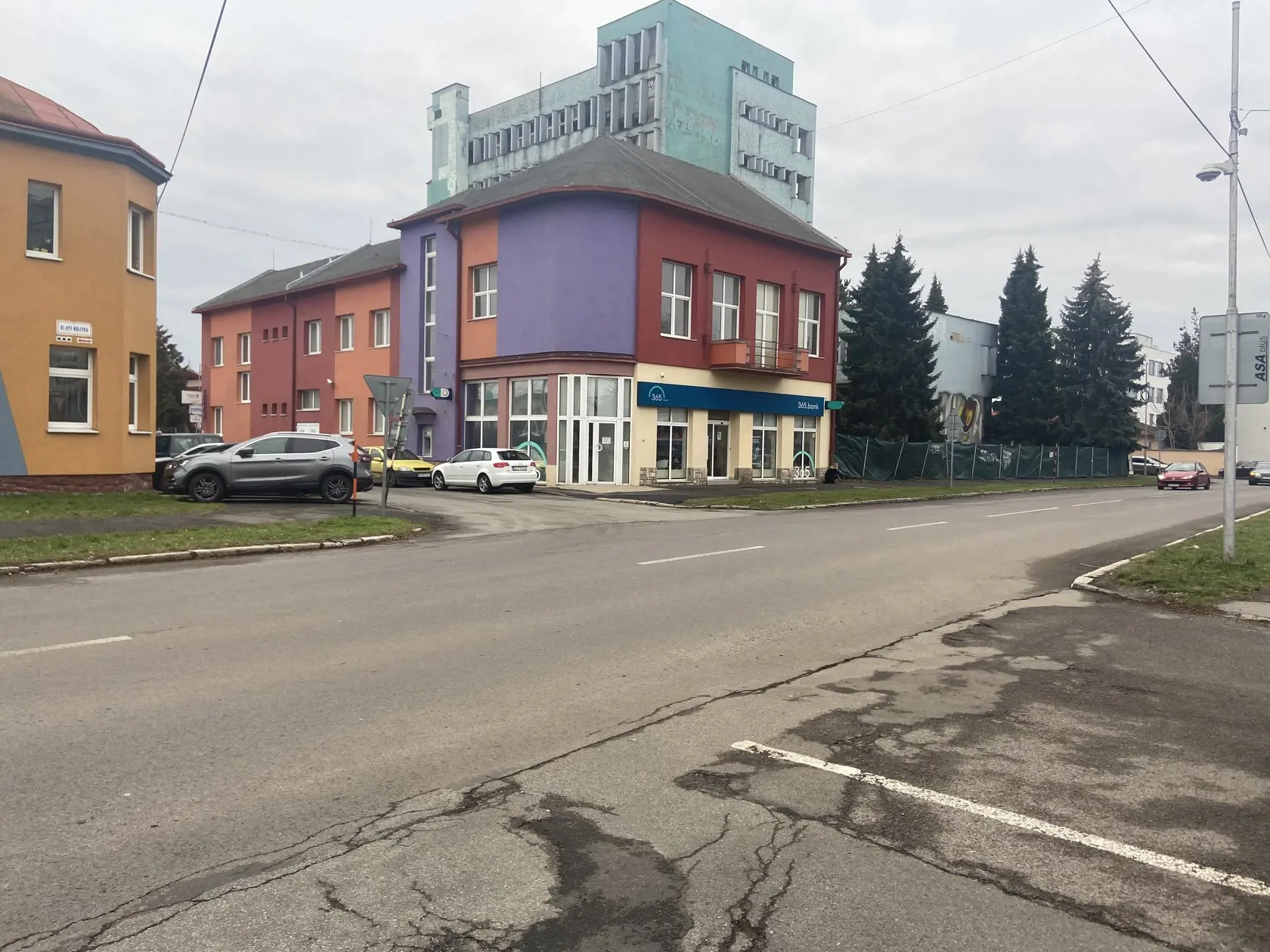 Miesto tragédie s bytmi okolo je hojne monitorované kamerami.