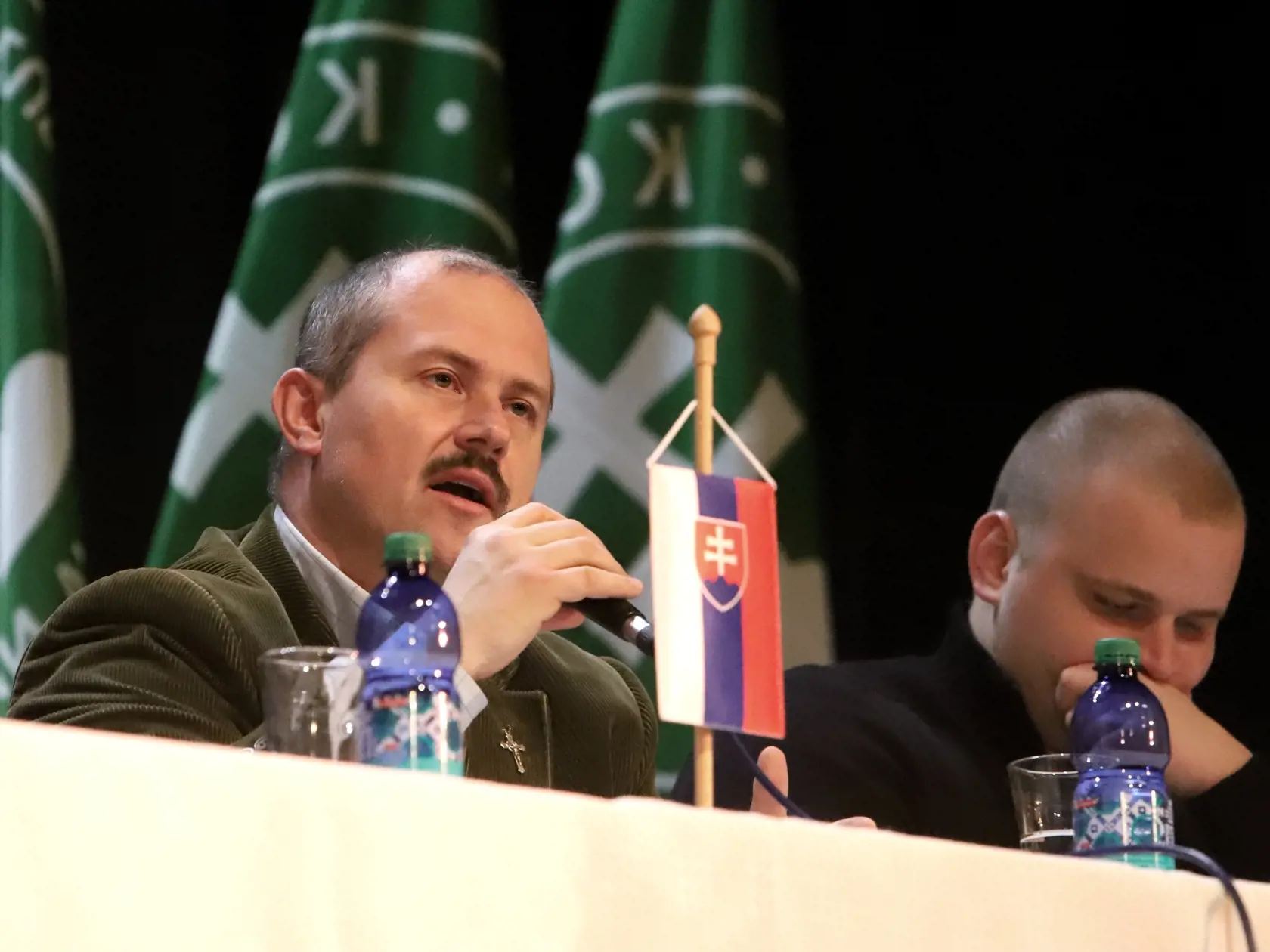 Marián Kotleba si naháňa voličov strašením migrantmi, ktorí budú znásilňovať naše ženy
