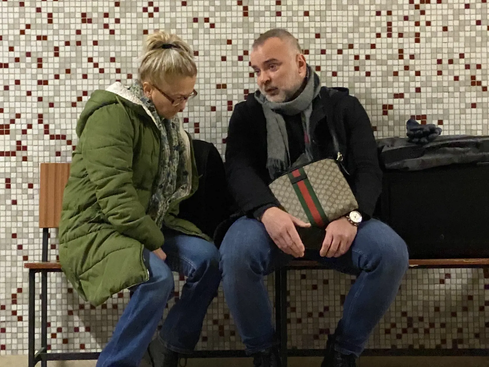 Obžalovaná Zuzana Kosar Černáková (45) nosila na nohe po prepustení z väuby monitorovací náramok. Na snímke so svojim obhajcom.