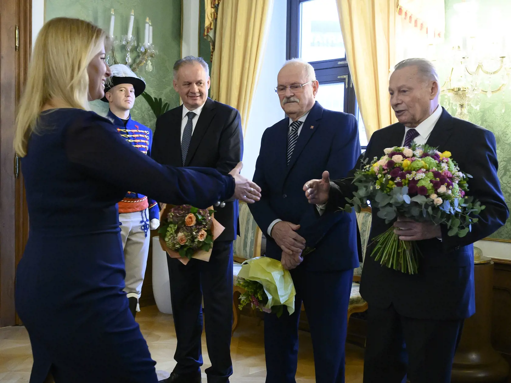 Na snímke vľavo prezidentka SR Zuzana Čaputová počas prijatia bývalých prezidentov SR na spoločný novoročný obed 17. januára 2020 v Prezidentskom paláci v Bratislave. Sprava v pozadí RudolfSchuster, Ivan Gašparovič a Andrej Kiska. FTO TASR - Pavel Neubauer