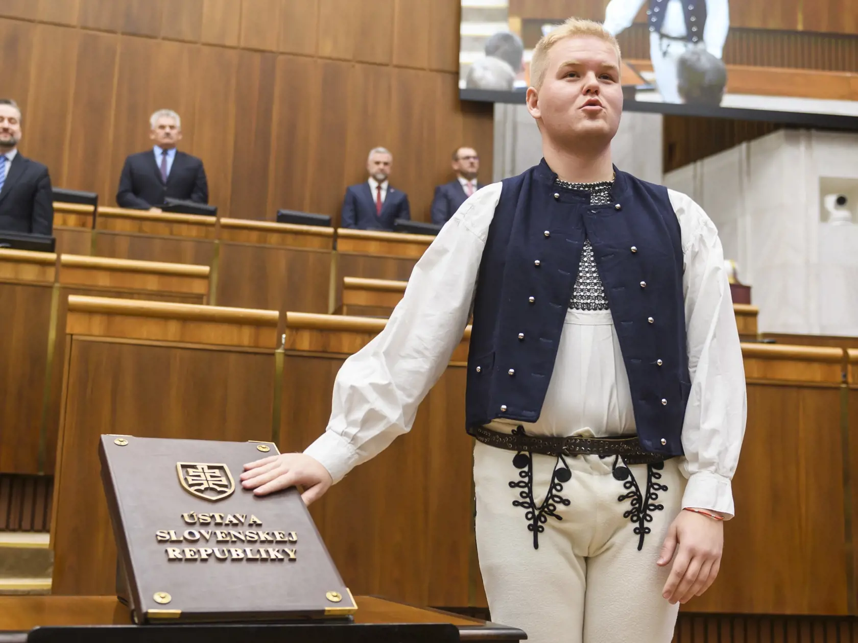 Na snímke Michal Bartek (HLAS-SD) skladá poslanecký sľub v kroji počas 2. schôdze parlamentu v Bratislave v utorok 14. novembra 2023. Nahradil Luciu Kurilovskú, ktorá sa stala štátnou tajomníčkou rezortu vnútra. FOTO TASR - Jaroslav Novák
