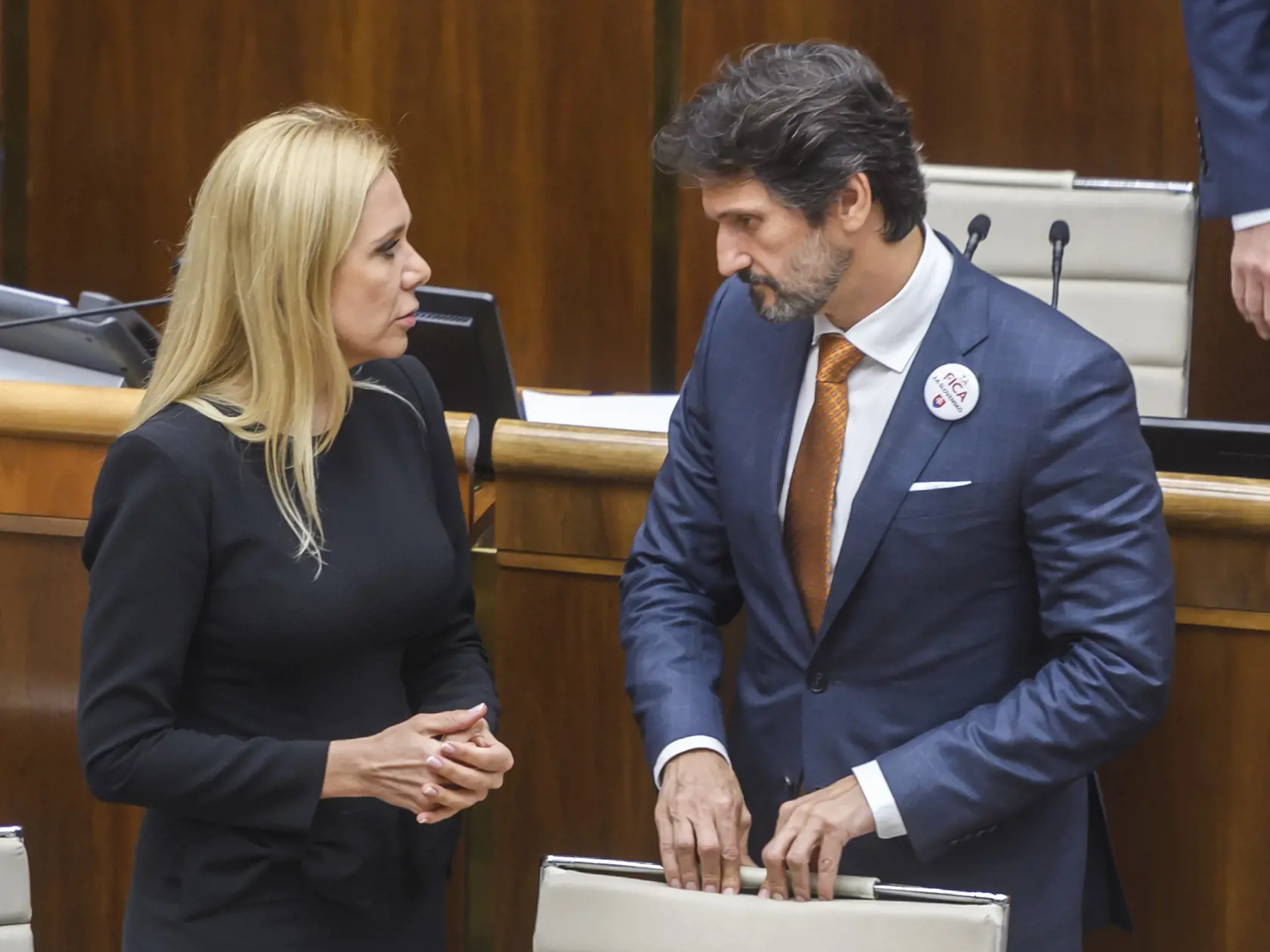 Na snímke zľava podpredsedníčka vlády a ministerka hospodárstva SR Denisa Saková (Hlas-SD) a vicepremiér a minister obrany SR Robert Kaliňák (Smer-SD) počas 12. schôdze NR SR v Bratislave 21. mája 2024.