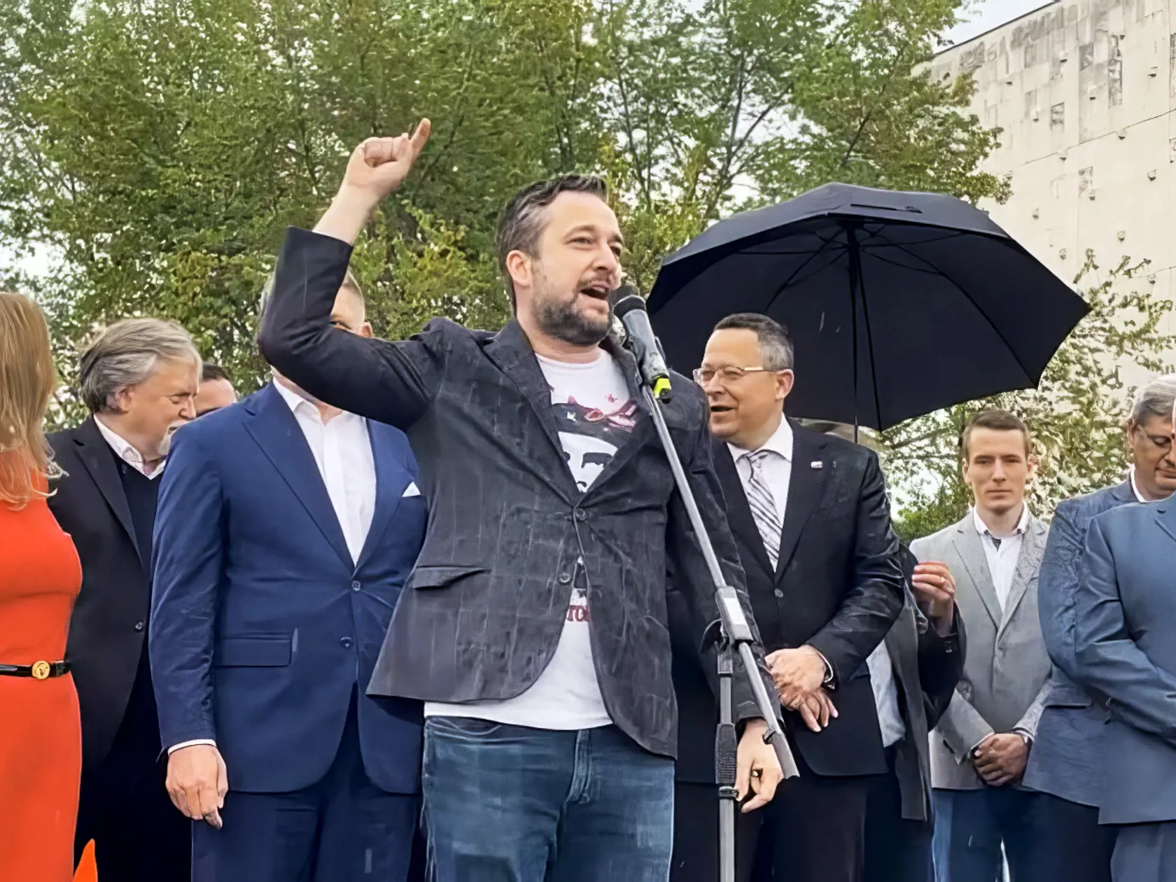 Nepochopili? V máji 2022 Ľuboš Blaha na mítingu Smeru vyzýval ľudí, aby doplnili vetu: „Prezidentka je americká...“ Tvrdí, že nepočul, ako zaskandovali vulgarizmus, on mienil, že je agentka.