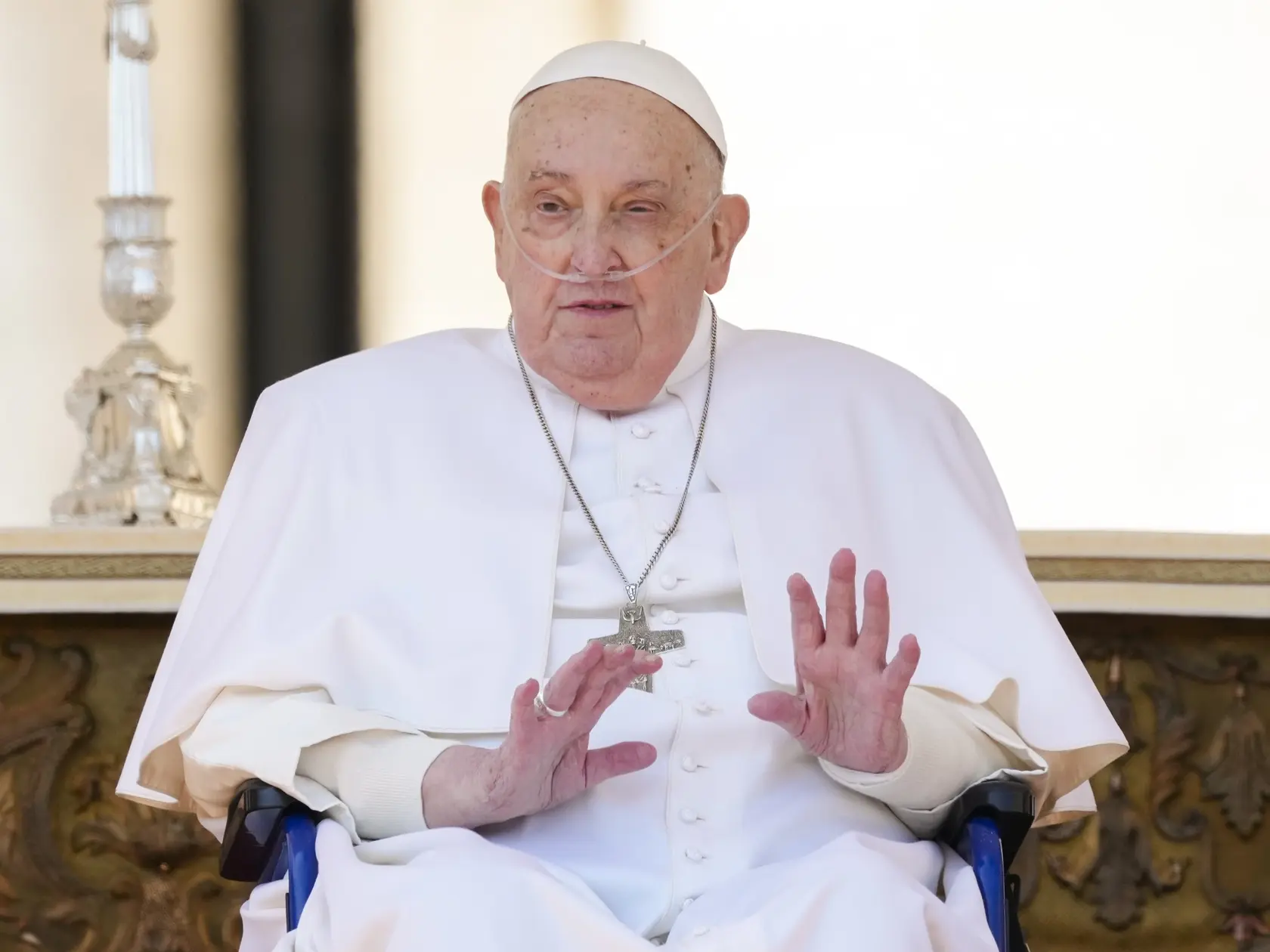 WA 18 Vatikán - Pápež František, ktorý sa po prvý raz od prepustenia z nemocnice objavil na verejnosti, zdraví veriacich na záver bohoslužby na Námestí sv. Petra vo Vatikáne v nedeľu 6. apríla 2025.