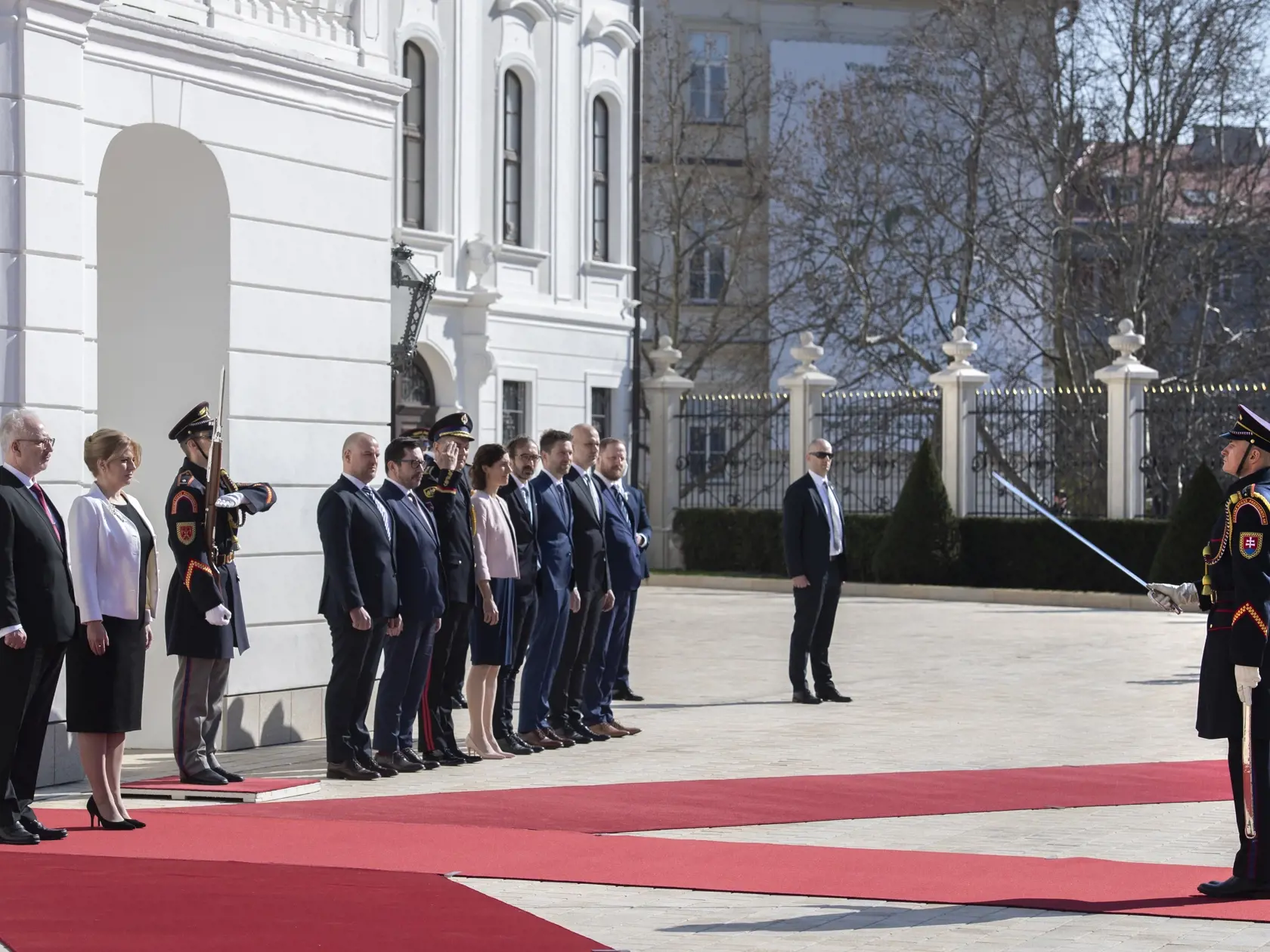 Na snímke prezidentka SR Zuzana Čaputová (druhá vľavo) a lotyšský prezident Egils Levits (vľavo) počas privítacieho ceremoniálu na nádvorí Prezidentského paláca 28. marca 2022 v Bratislave. FOTO TASR - Pavel Neubauer