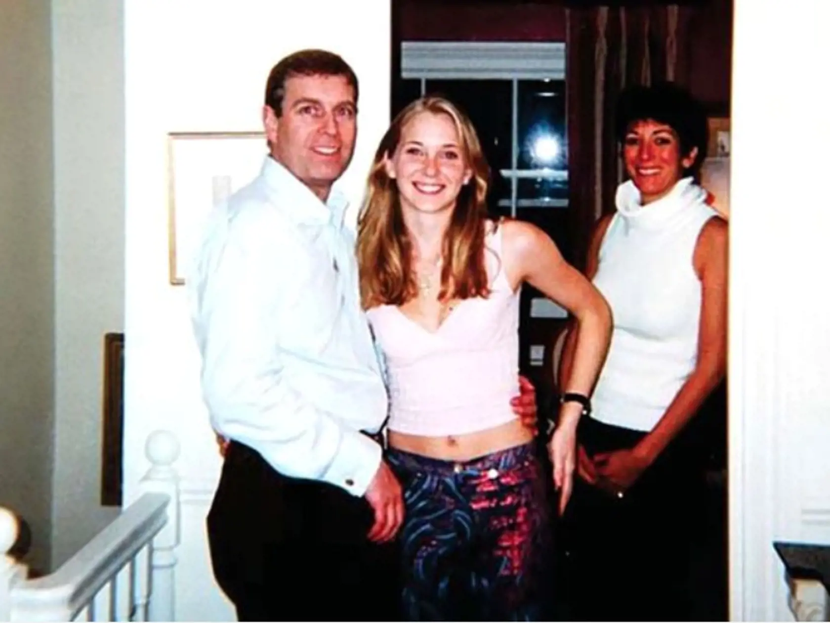Na fotografii z roku 2001 je princ Andrew so 17-ročnou Virginiou Roberts. Mladú tínedžerku si mal vydržiavať ako sexuálnu otrokyňu. Buckinghamský palác však nechce o tejto kauze ani počuť! Za dvojicou stojí asistentka vplyvného podnikateľa Ghislaine Maxwell.