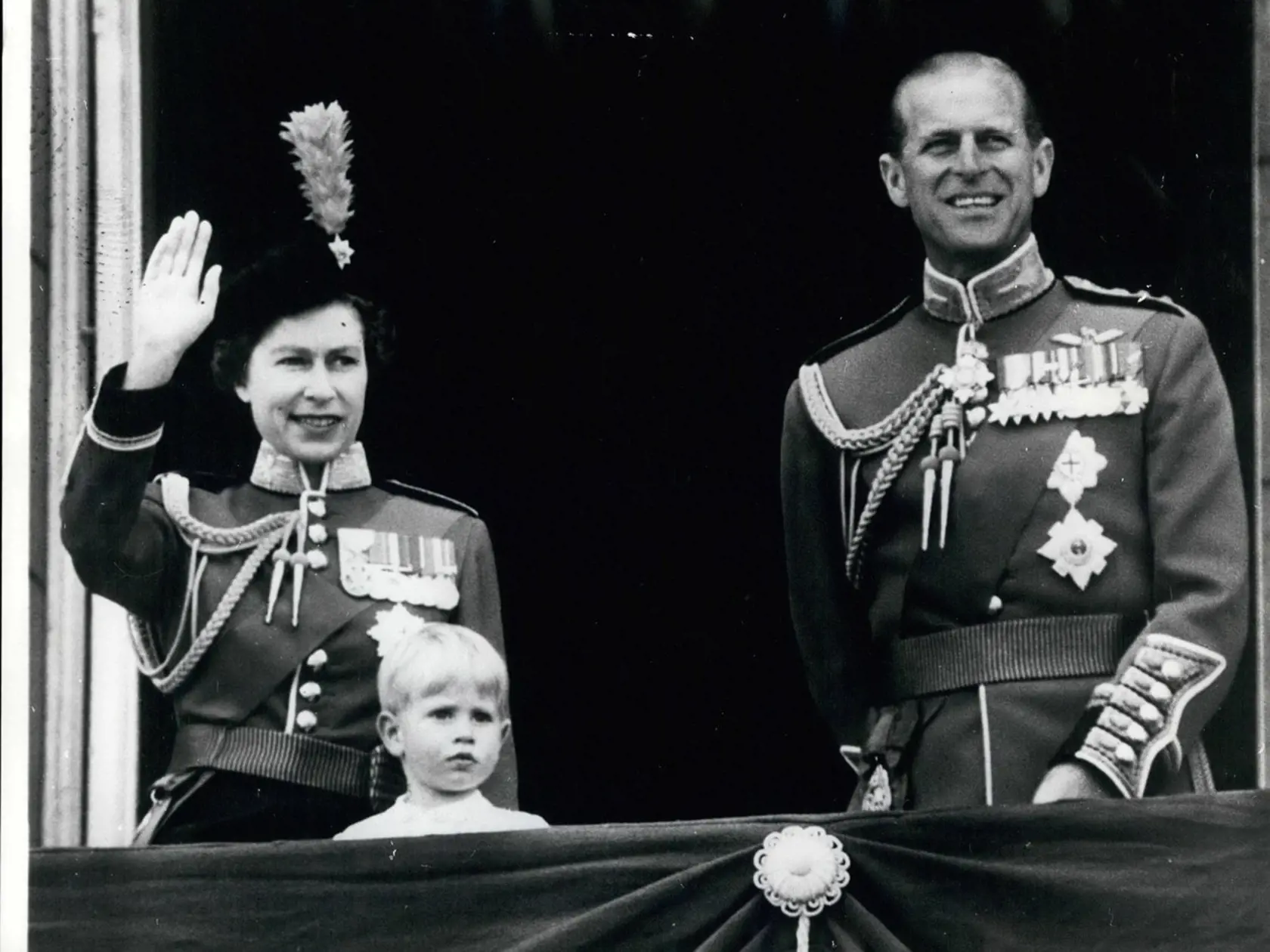 Princ Andrew v roku 1964 s rodičmi. Je druhým synom a tretím dieťaťom kráľovnej Alžbety II.