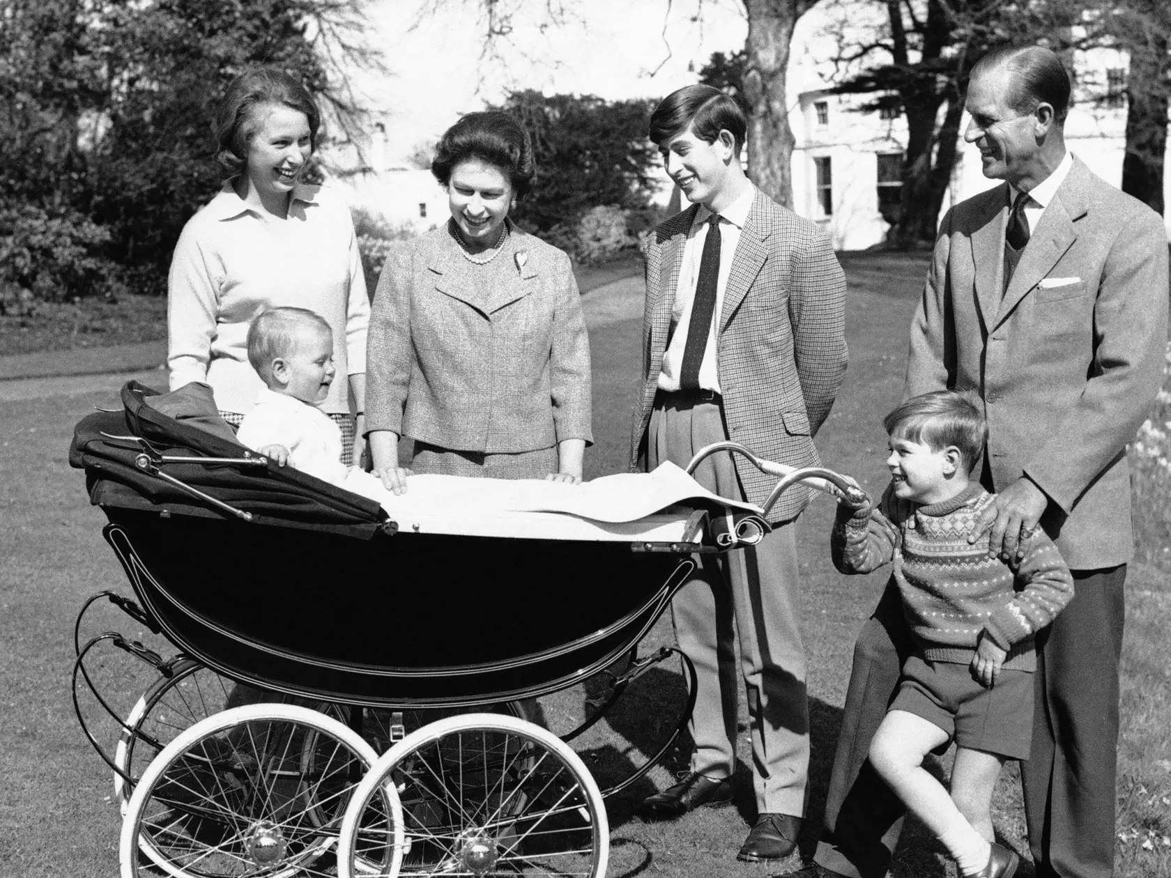 KK54  Windsor - Na archívnej snímke z 19. decembra 1965 britská kráľovná Alžbeta II. a manžel princ Philip so svojimi deťmi vo Windsore. Zľava princezná Anne, princ Charles, princ Andrew a v kočíku princ Edward. Britská kráľovná Alžbeta II. a princ Philip oslávili 20. novembra 2017 už 70. výročie svadby. Svadba 21-ročnej princeznej Alžbety a 26-ročného poručíka Philipa Mountbattena, princa gréckeho a dánskeho sa konala 20. novembra 1947 vo Westminsterskom opátstve. FOTO TASR/AP 
FILE - In this D