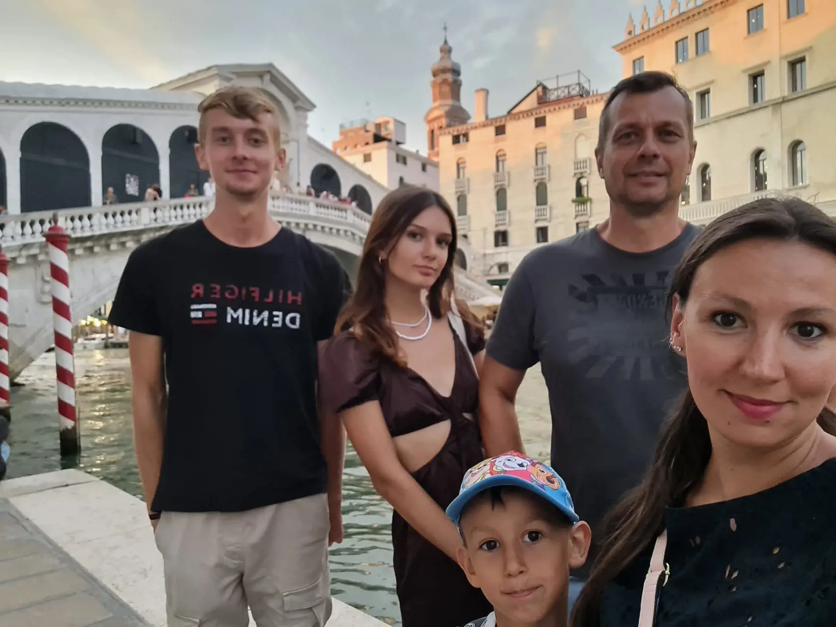 Vilo so svojimi deťmi a manželkou Hankou na výlete v Benátkach.
