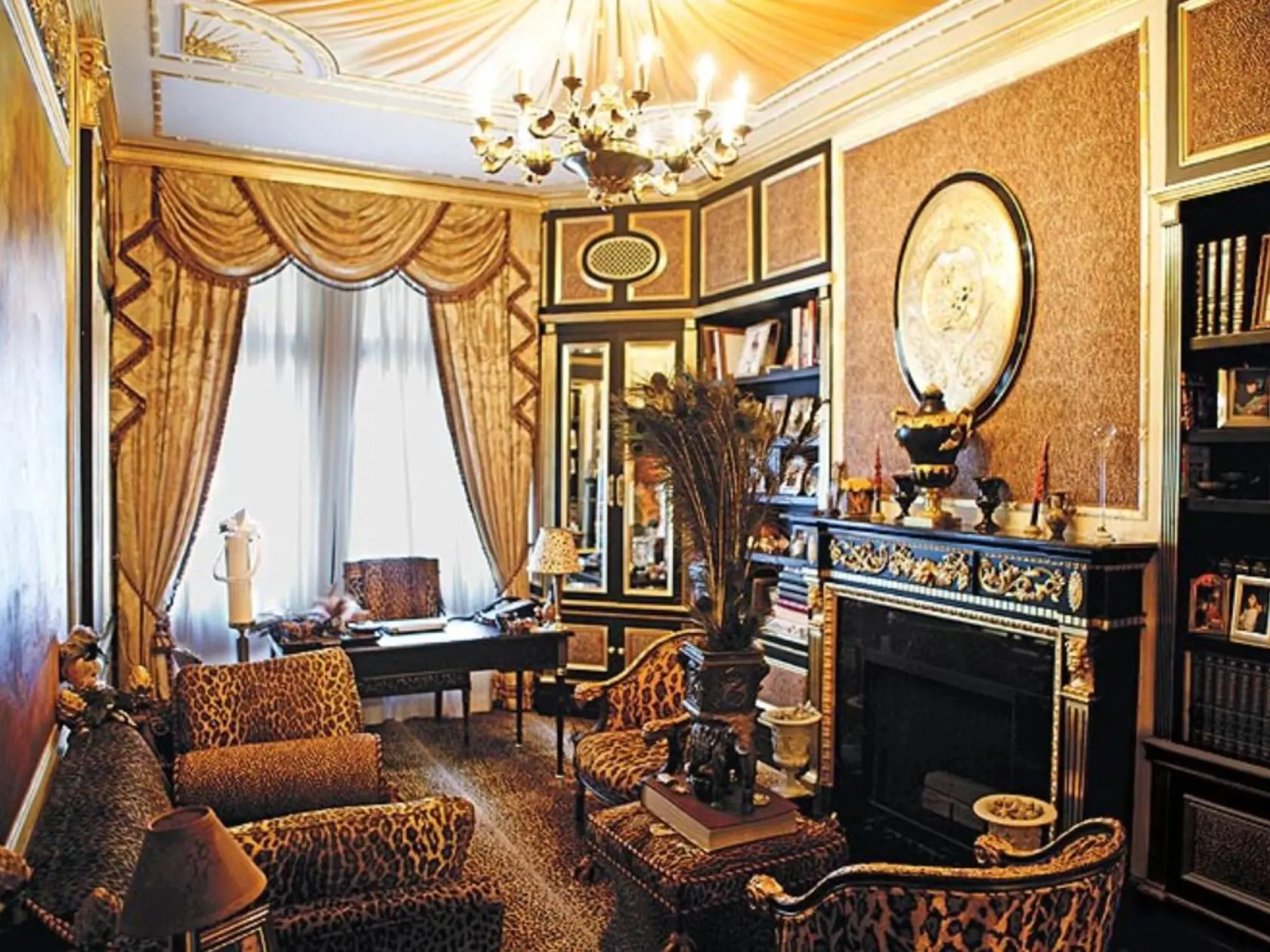 Ivana Trump naposledy vydýchla v luxusnom interiéri svojho domu z roku 1924, ktorý obsahoval jej charakteristickú leopardiu izbu a točité schodisko zahalené červeným kobercom.