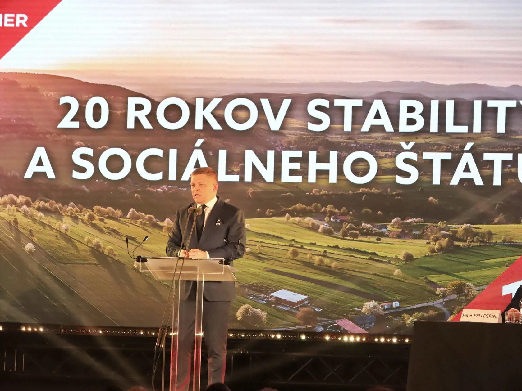 Na snímke vpravo predseda vlády SR Peter Pellegrini a vľavo predseda vládnej strany Smer-SD Robert Fico počas Programovej konferencie strany SMER - sociálna demokracia v Banskej Bystrici 18. januára 2020. FOTO TASR - Ján Krošlák