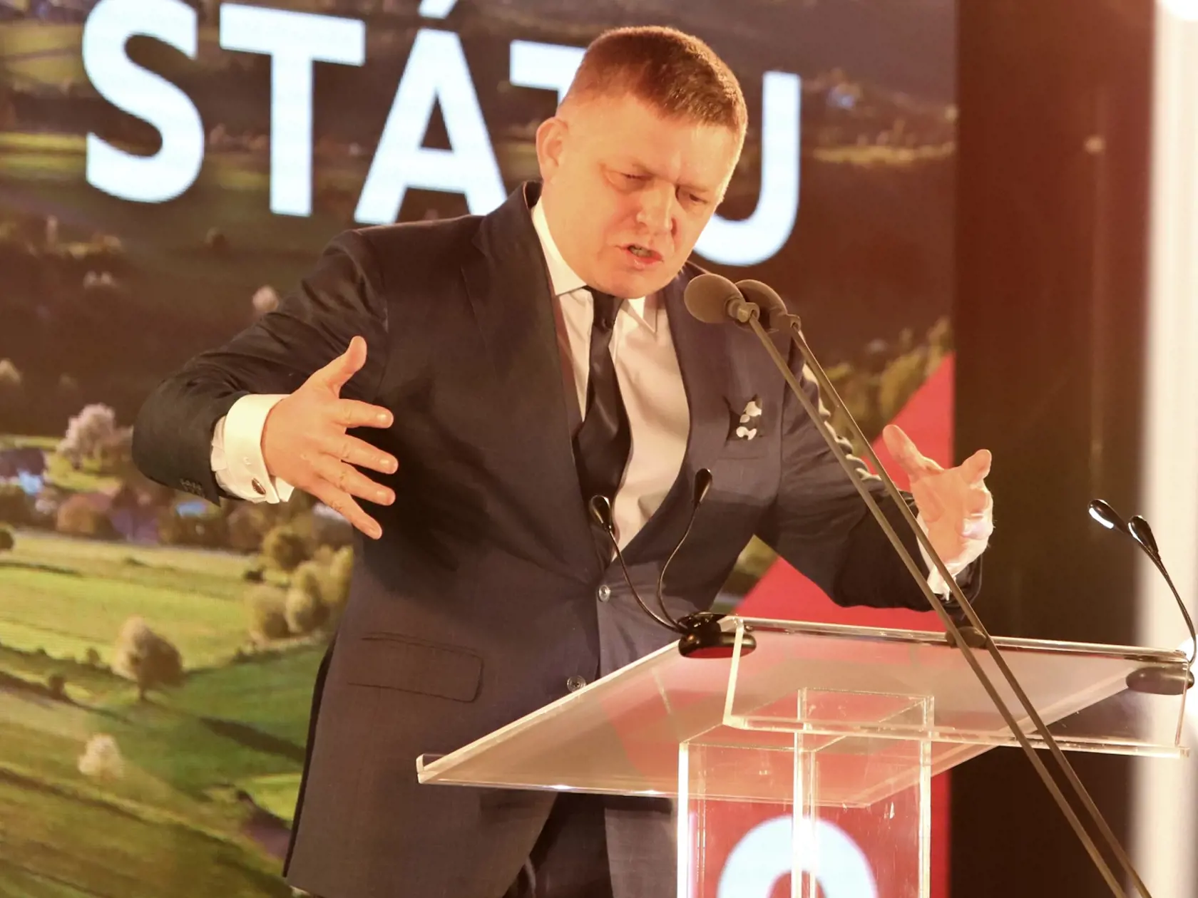 Na snímke vpravo predseda vlády SR Peter Pellegrini a vľavo predseda vládnej strany Smer-SD Robert Fico počas Programovej konferencie strany SMER - sociálna demokracia v Banskej Bystrici 18. januára 2020. FOTO TASR - Ján Krošlák
