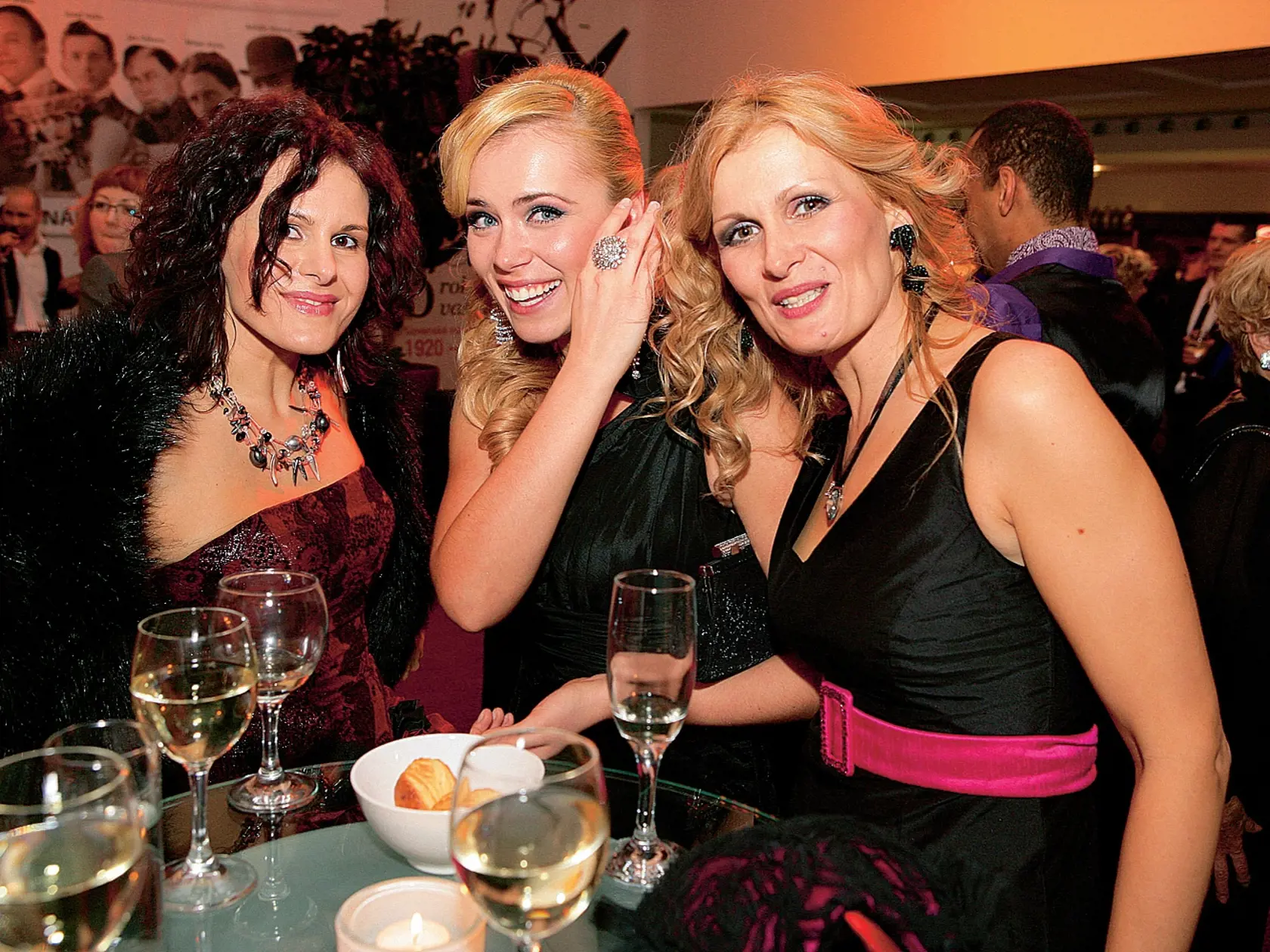 odovzdávanie cien OTO 2009, afterparty, zábava, Bibiana Ondrejková, Mirka Partlová, Katarína Brychtová, herečka, moderátorka
foto: Ján Zemiar
uverejnené: Šarm 12/2010

IBA PRE POTREBY REDAKCIE ŠARM! V PRÍPADE INÝCH REDAKCIÍ VÝLUČNE SO SÚHLASOM FOTOGRAFA!!!!!!!!
pôvodný súbor:1DAO2314.eps