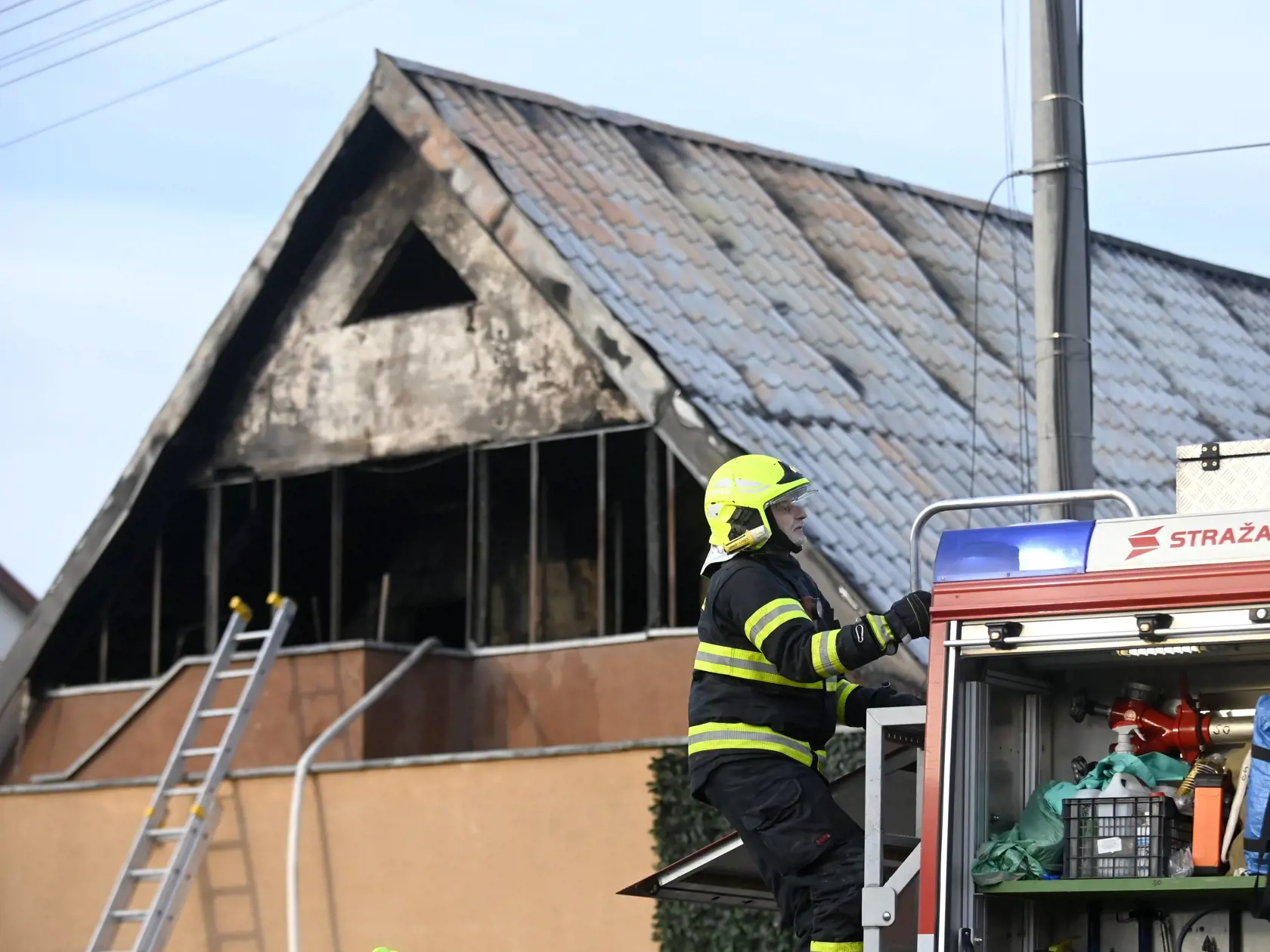 Na snímke požiar penziónu na Kúpeľskej ulici v Sobraciach v piatok 7. februára 2025. Danka Capáková z Operačného strediska záchrannej zdravotnej služby (OS ZZS) SR potvrdila, že na mieste zomrel jeden muž. Požiar v penzióne ohlásili pred 4.30 h. V objekte sa nachádzalo 15 osôb. FOTO TASR - Roman Hanc