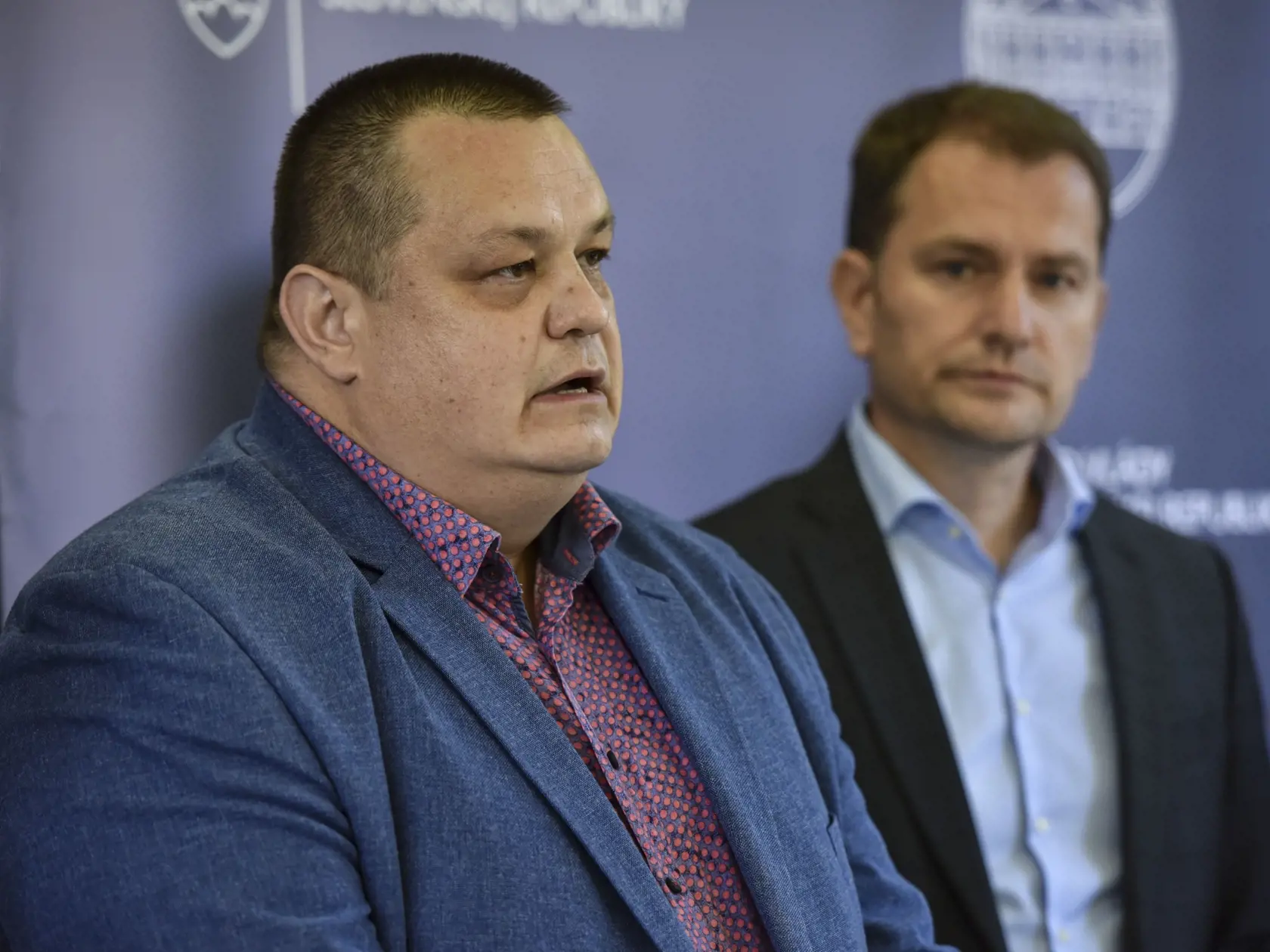 Na snímke zľava hlavný hygienik SR Ján Mikas a predseda vlády SR Igor Matovič (OĽaNO) počas tlačovej konferencie po rokovaní konzília odborníkov na Úrade vlády 13. júla 20202 v Bratislave. Slovensko nemusí nateraz pristupovať k celoplošným opatreniam pre zamedzenie šíreniu nového koronavírusu.