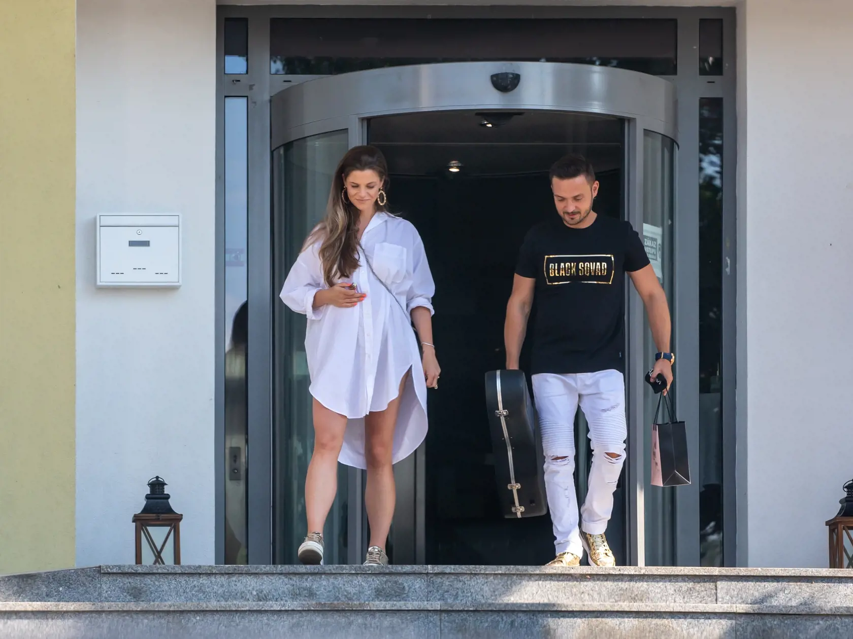 Na snímke je Robo Papp z manželkou Veronikou ako vychádzajú z oslavy Ivany Christovej. 