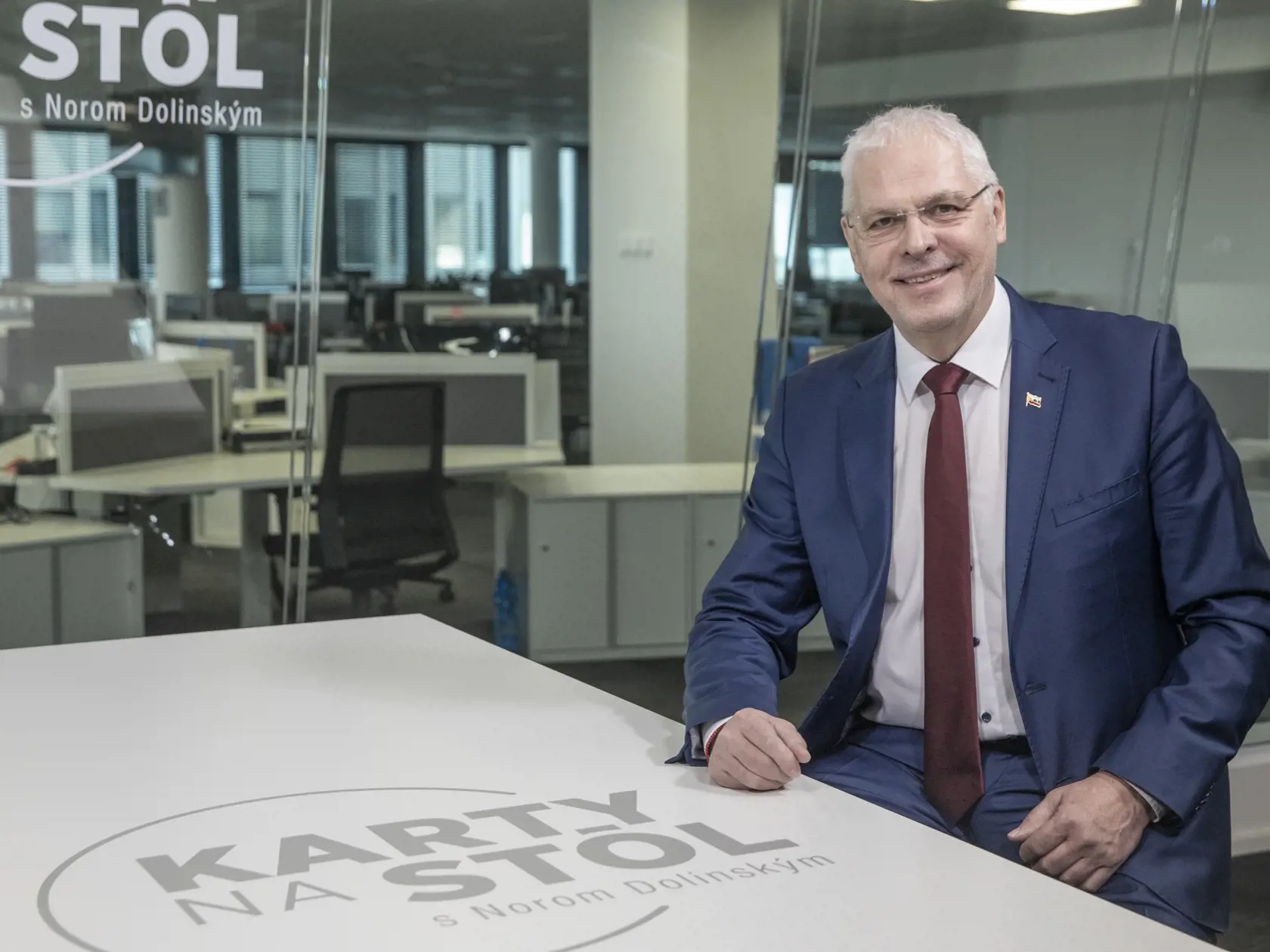 Na snímke je diskusná relácia "Karty na stôl", ktorej hosťom bol poslanec za SNS NR SR a podpredseda Zahraničného výboru Karol Farkašovský.
