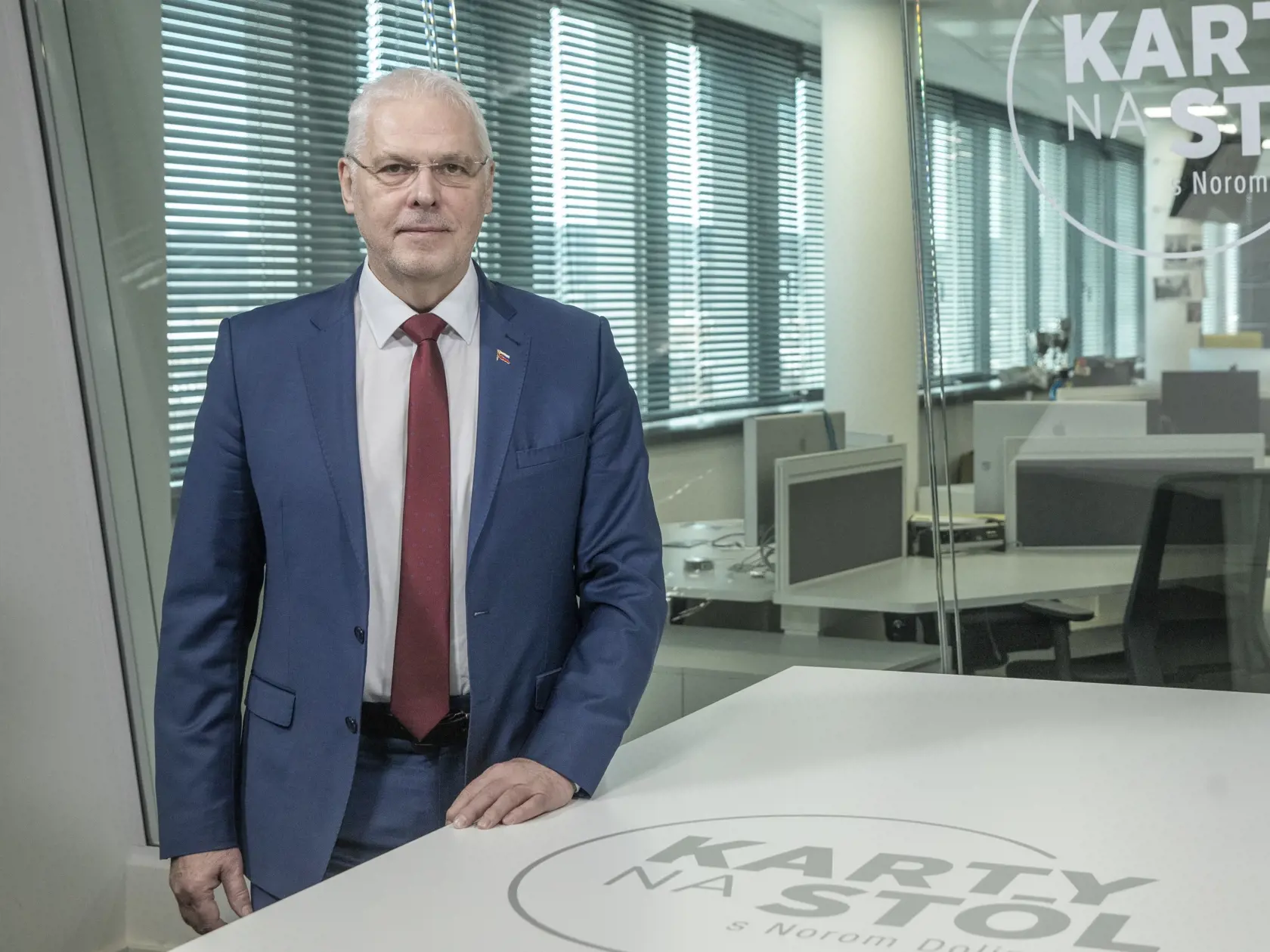 Na snímke je diskusná relácia "Karty na stôl", ktorej hosťom bol poslanec za SNS NR SR a podpredseda Zahraničného výboru Karol Farkašovský.