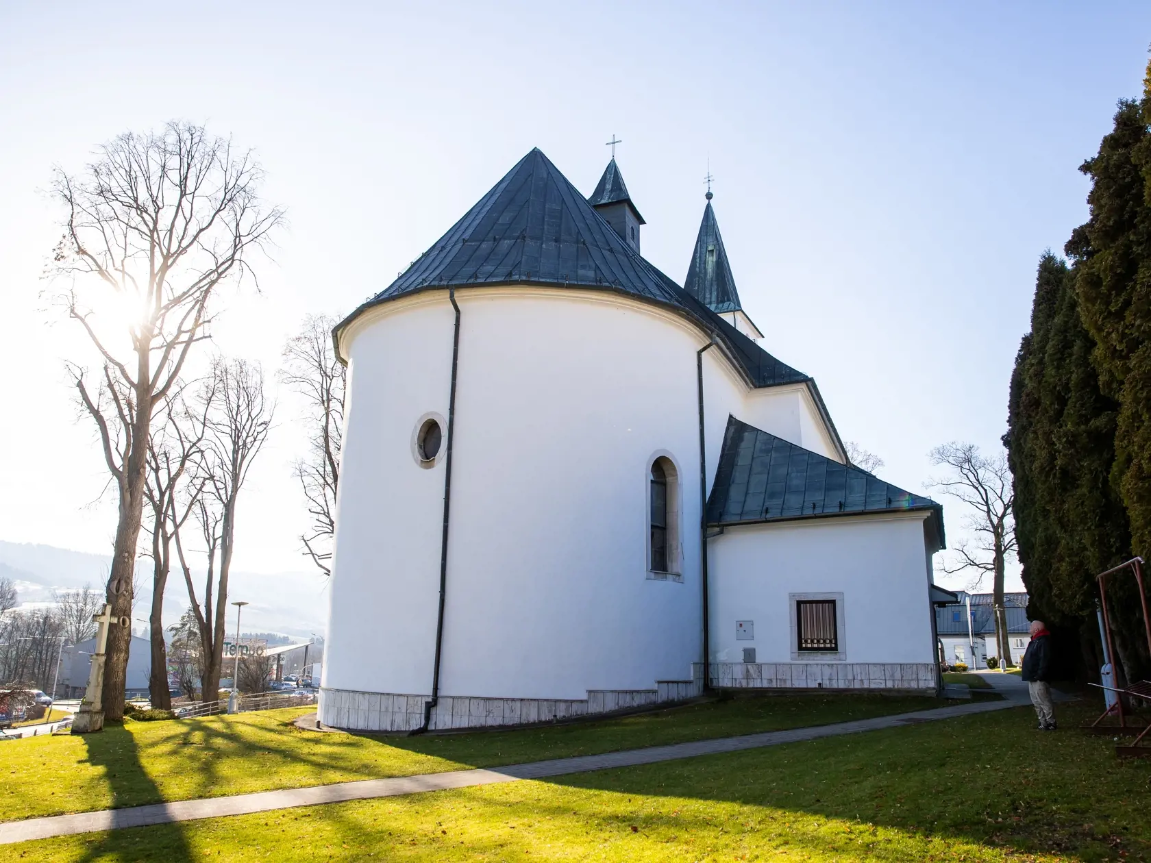 Mladík Helenu odtiahol na bok. Všimol si, že ešte dýcha. Vyzliekol ju a pokúsil sa o pohlavný styk. Keď sa mu to nedarilo, rozhodol sa pokračovať v krádeži.
