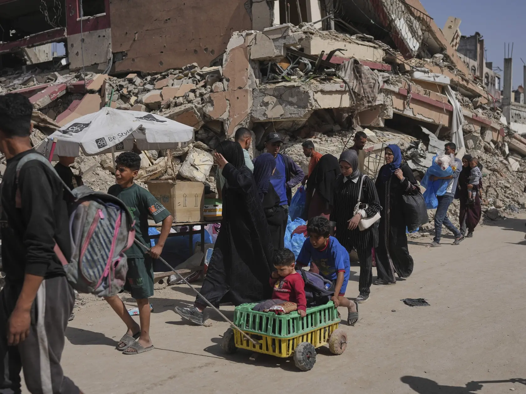 JB 19 Šijaijáh - Vysídlení Palestínčania utekajú z mesta Šijaijáh na predmestí Gazy 3. apríla 2025 po tom, ako izraelská armáda nariadila evakuáciu v tejto oblasti. Izraelská armáda v piatok oznámila, že začala novú pozemnú ofenzívu východne od mesta Gaza s cieľom rozšíriť „bezpečnostnú zónu“ na severe palestínskej enklávy. TASR o tom píše na základe správy agentúry AFP. FOTO TASR/AP

Displaced Palestinians flee from Shijaiyah, Gaza, on Thursday, April 3, 2025, after the Israeli military issued evacuation orders in the area. (AP Photo/Jehad Alshrafi)