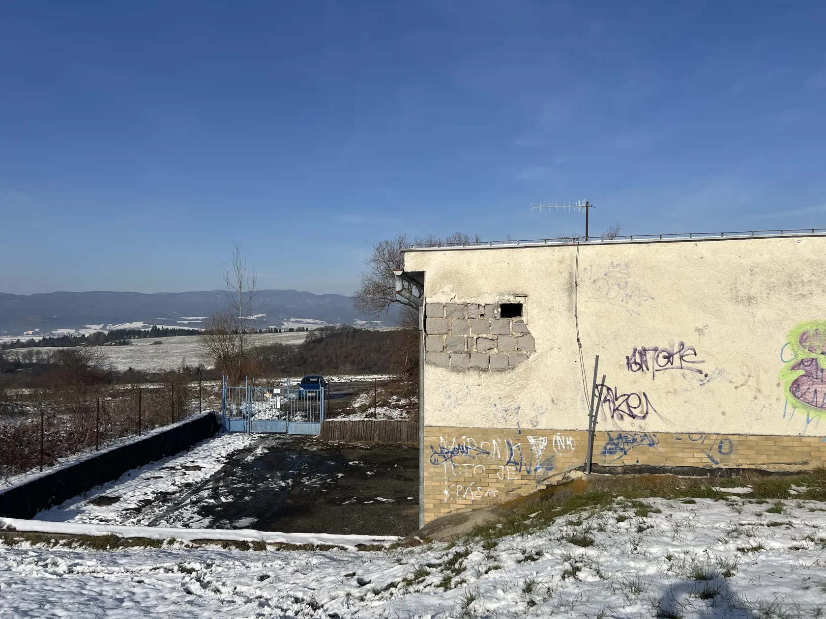 Chlapcov objavil náhodný okoloidúci, ktorý počul volanie o pomoc.