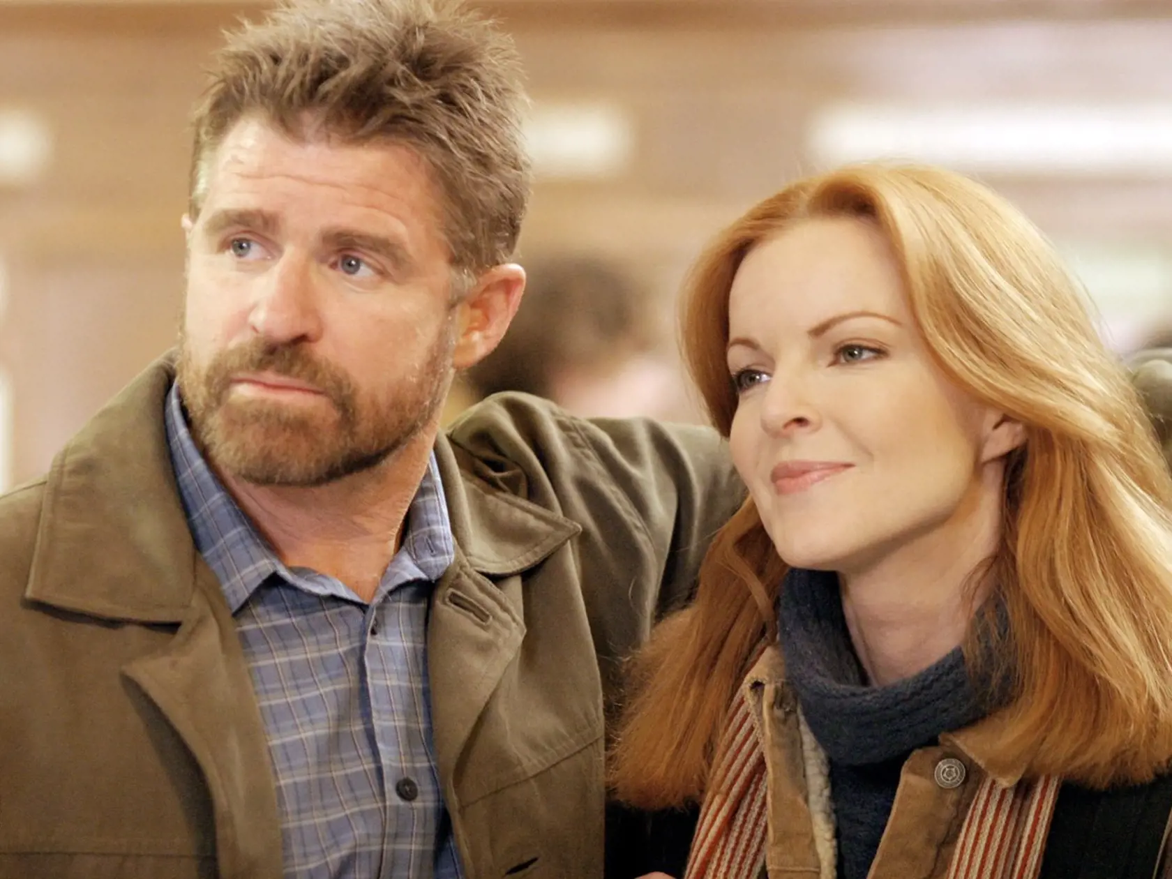 Treat Williams ako úspešný manhattanský neurochirurg Andrew „Andy“ Brown. Po smrti manželky sa presťahuje s deťmi do malého horského mestečka Everwood, kde začína odznova ako praktický lekár. Na foto s Marciou Cross.