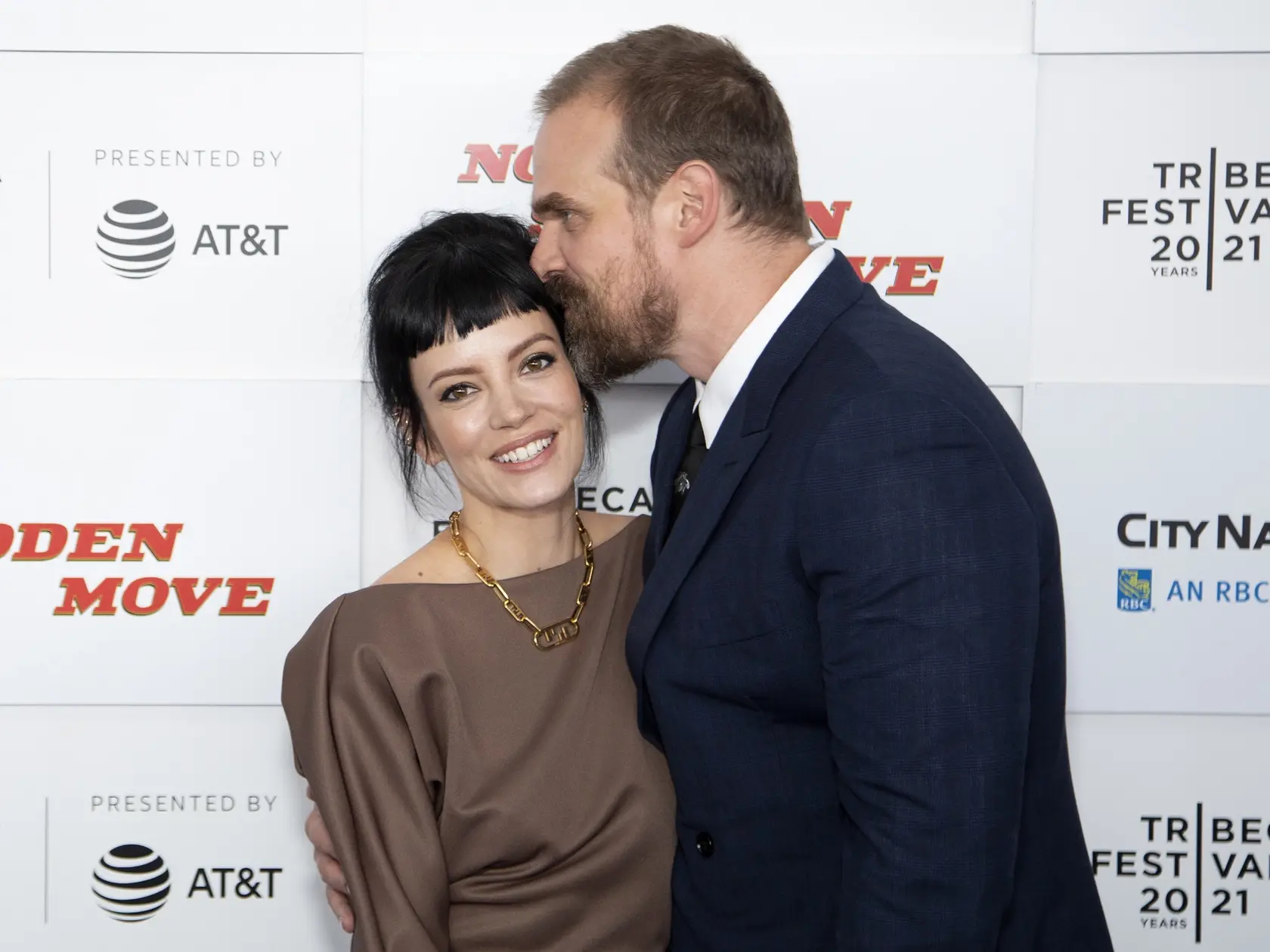 Speváčka Lily Allen a herec David Harbour sa rozvádzajú.