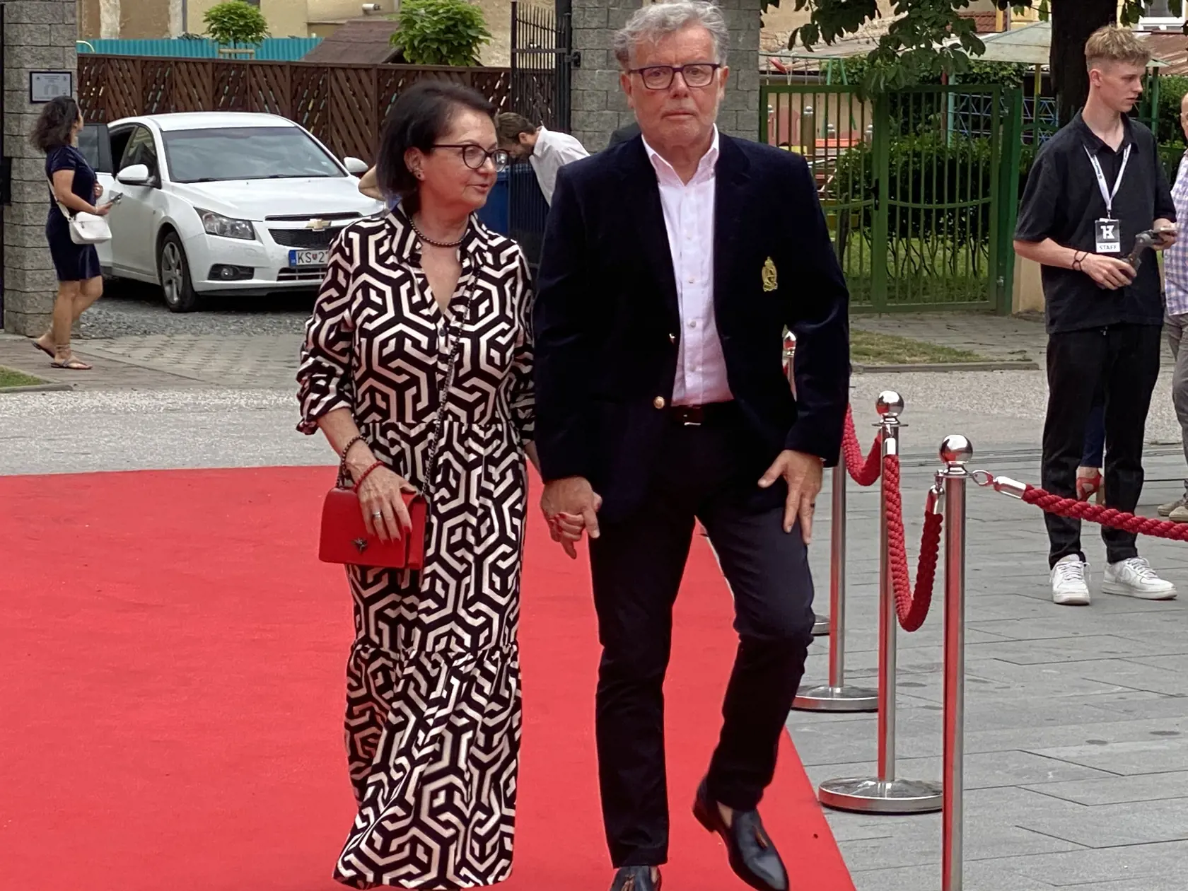 Hudobná legenda Tibor Apa Egry. Príchod hostí na záverečný ceremoniál 30. ročníka medzinárodného festivalu Art Film Košice, na ktorom odovzdali ceny držiteľom honorárnych ocenení - Sergejovi Loznicovi, Antónii Liškovej a Marošovi Kramárovi a vyhlásili víťazov jednotlivých súťaží.