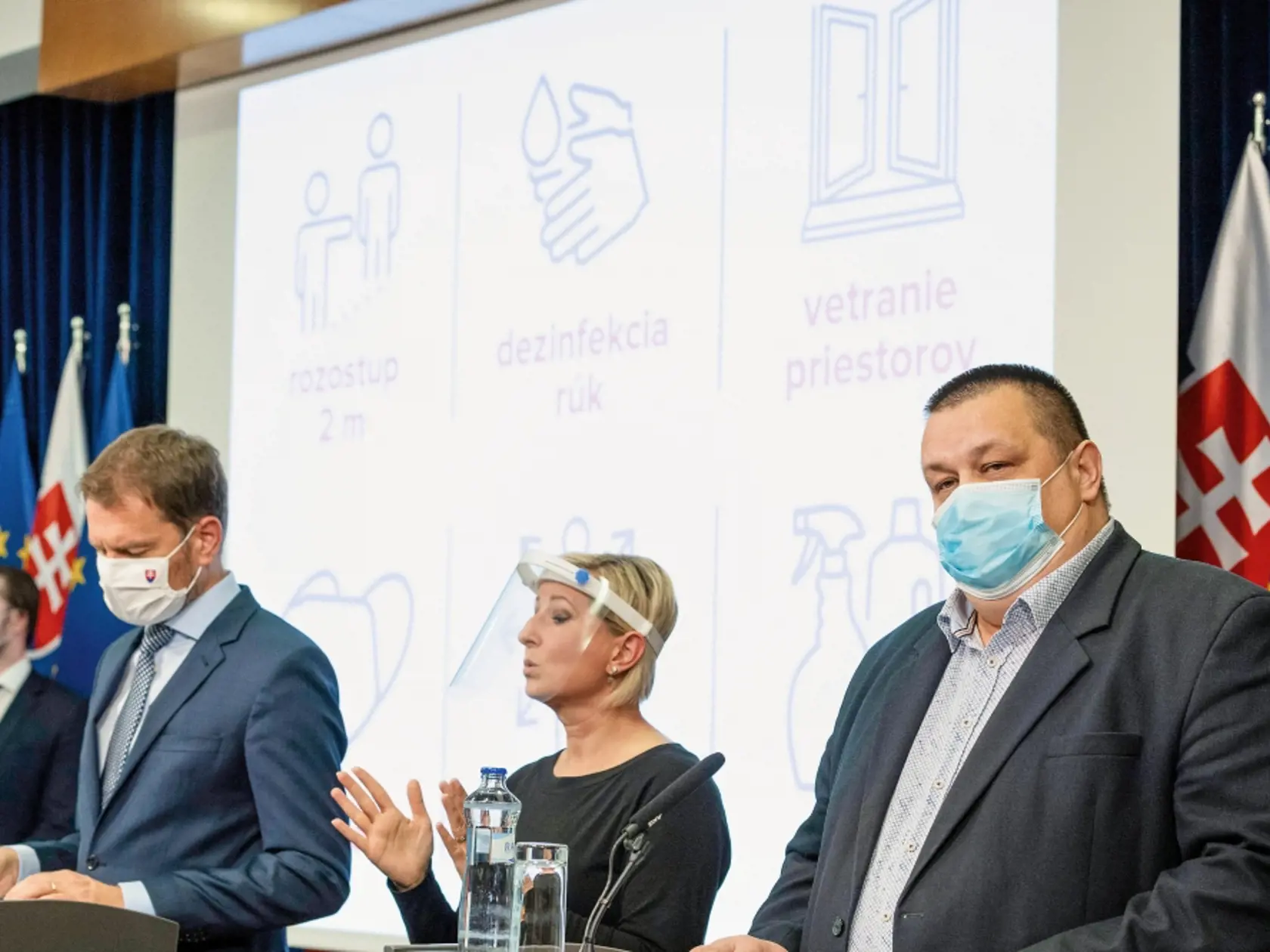 Ján Mikas (vpravo) počas tlačovej konferencie.