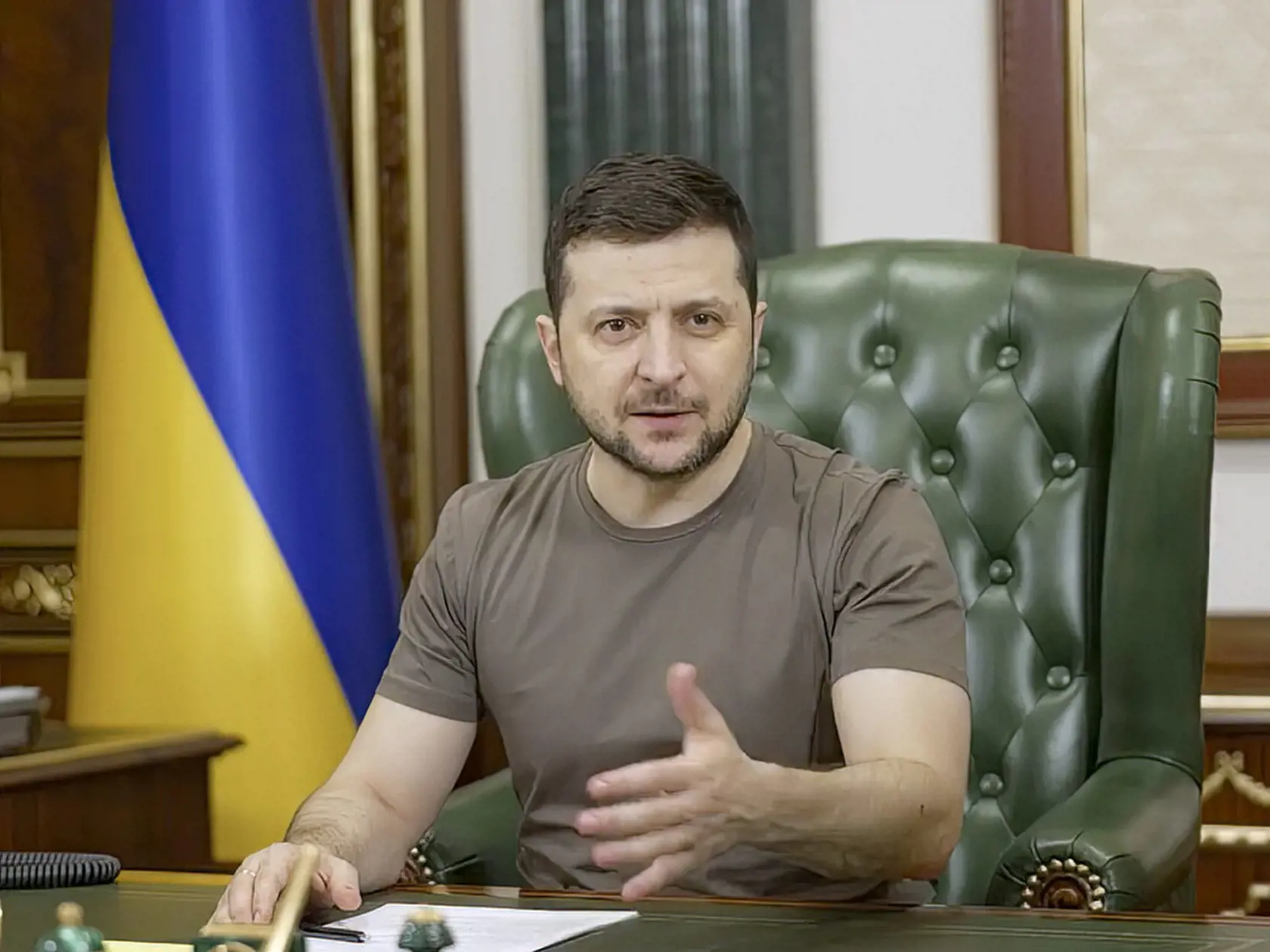 KK2 Kyjev - Na videosnímke ukrajinský prezident Volodymyr Zelenskyj hovorí 15. marca 2022 v Kyjeve. Ukrajinský prezident Volodymyr Zelenskyj v pondelok neskoro večer prostredníctvom videa uviedol, že mierové rokovania medzi Kyjevom a Moskvou budú pokračovať v utorok po tom, čo ich v priebehu dňa prerušili. FOTO TASR/AP
In this image from video provided by the Ukrainian Presidential Press Office and posted on Facebook early Tuesday, March 15, 2022, Ukrainian President Volodymyr Zelenskyy speaks i