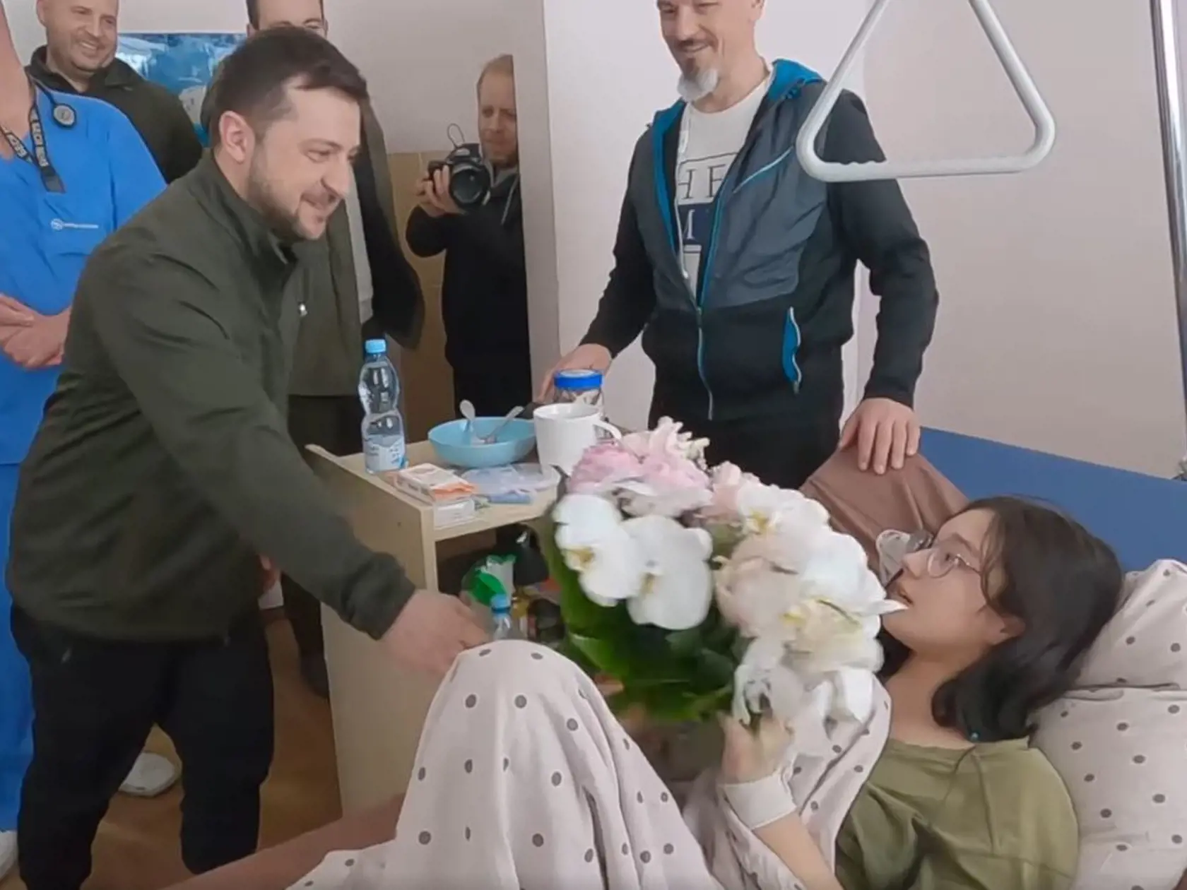 Ruskú agresiu okúsila na vlastnej koži aj 16-ročná Kaťa so svojou rodinou, ktorá sa dostala pod paľbu nepriateľských vojakov. Ani strach o vlastný život jej nezabránil v tom, aby vlastným telom ochránila svojho 8-ročného brata. Napriek viacerým strelným poraneniam ako zázrakom prežila.