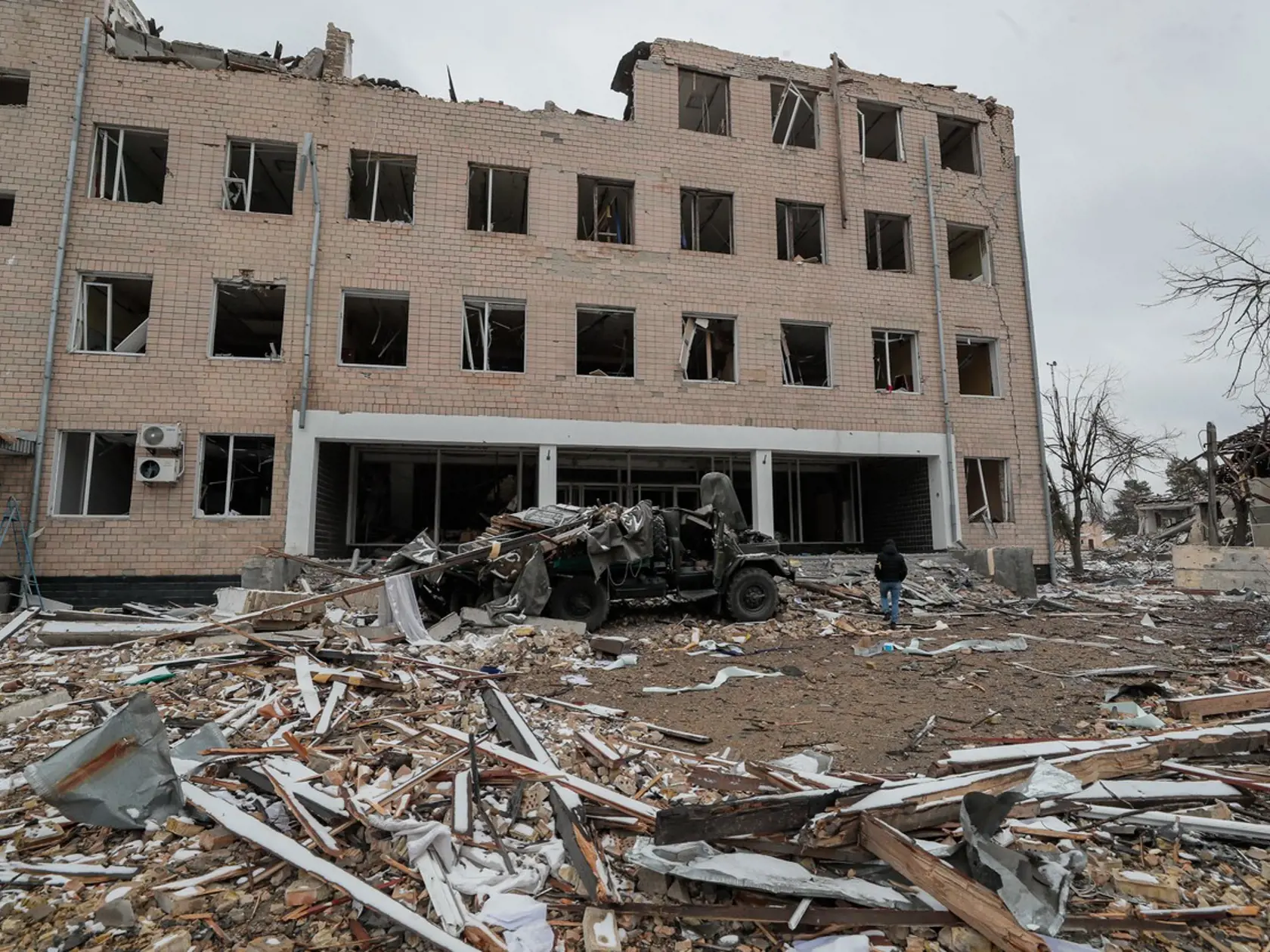 Následky bombardovania ukrajinského mesta Brovary neďaleko Kyjeva 1. marca 2022.