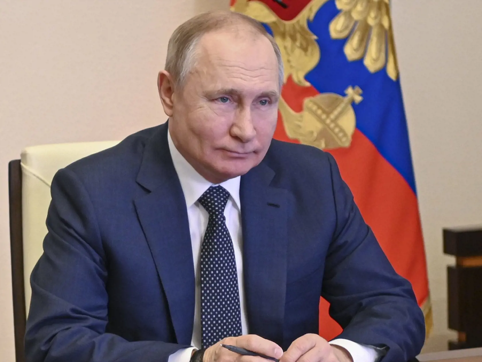 EBE 29 Moskva - Na snímke ruský prezident Vladimir Putin v televíznom prenose počas vztyčovania vlajky na novom ruskom trajekte v severnom Rusku v prezidentskej rezidencii Novo Ogarjovo pri Moskve v Rusku 4. marca 2022.