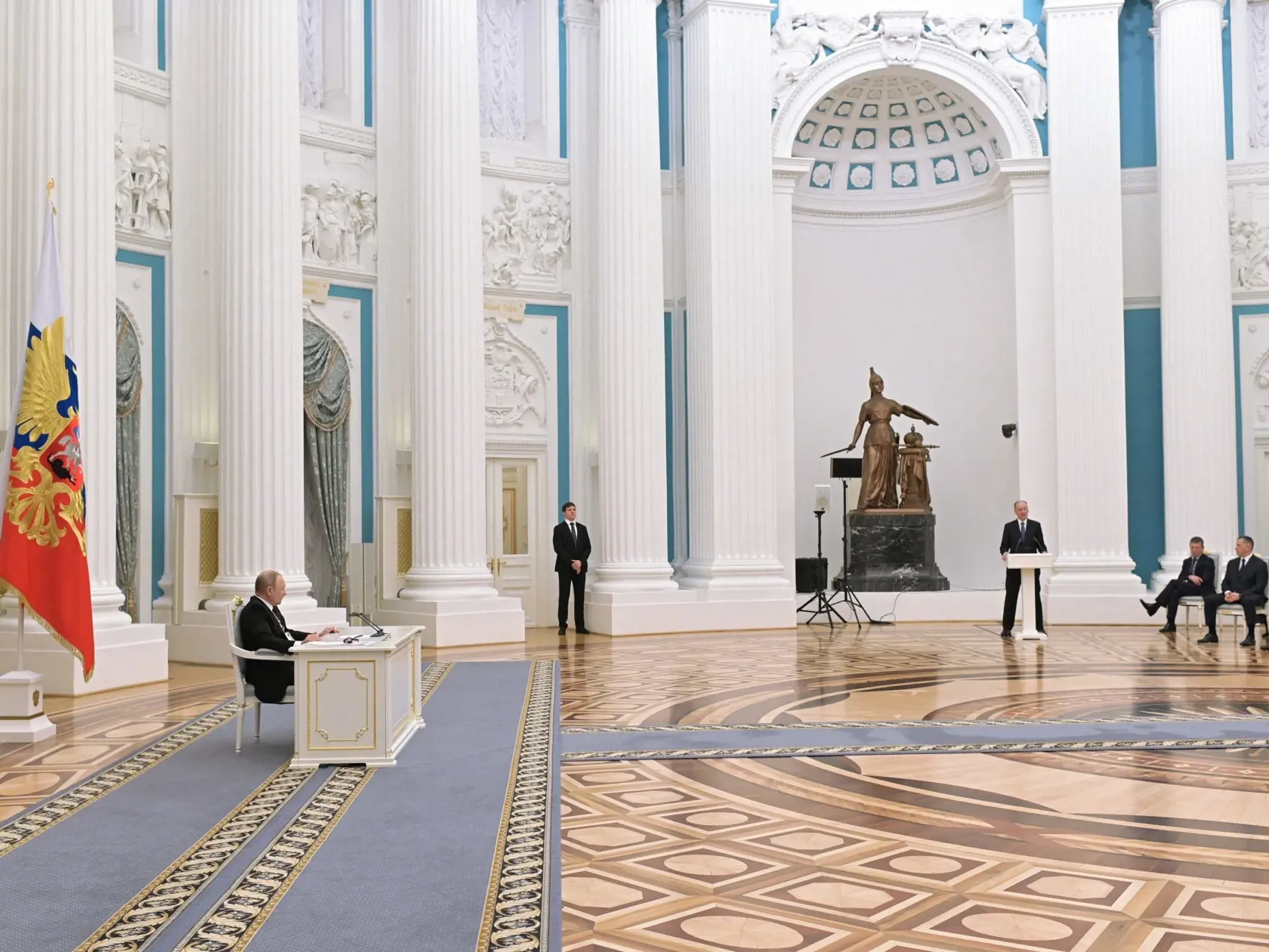 EBE 44 Moskva - Ruský prezident Vladimir Putin (vľavo) predsedá schôdzi Bezpečnostnej rady Ruska v Kremli v Moskve v pondelok 21. februára 2022.