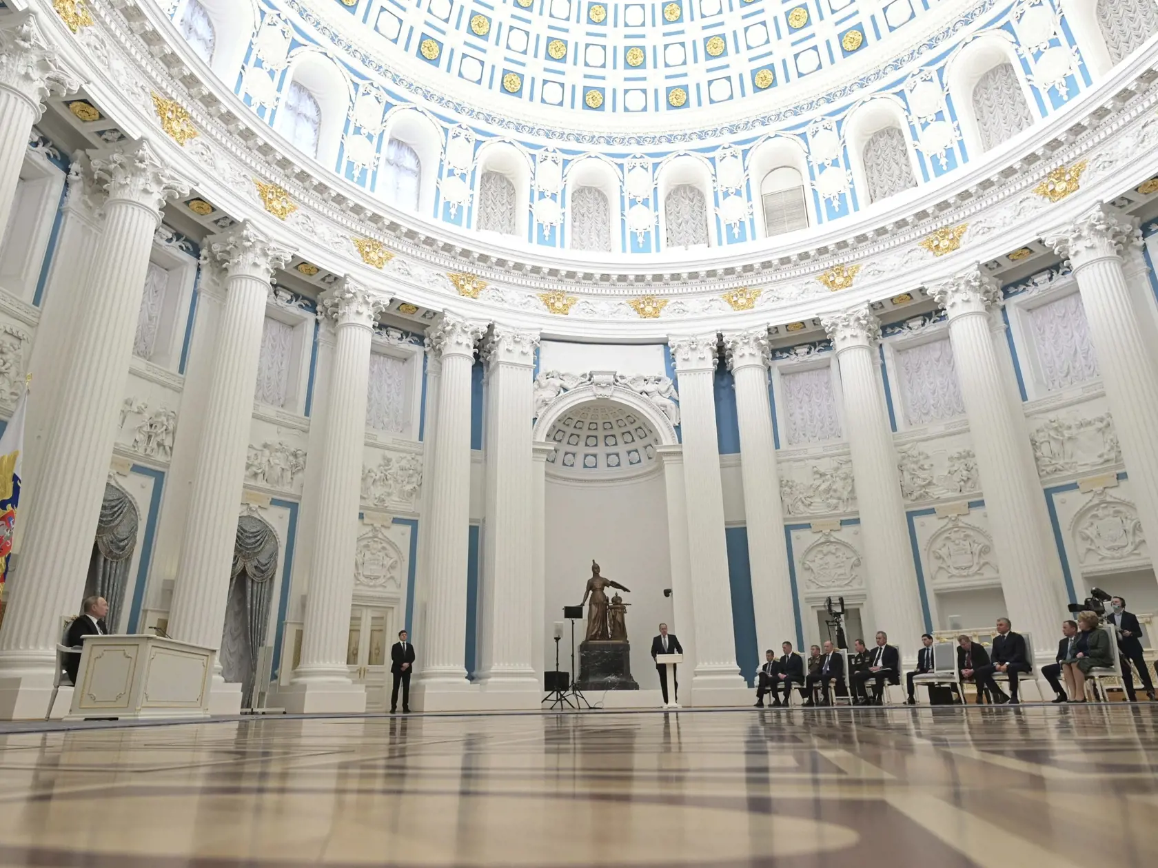 EBE 45 Moskva - Na snímke vľavo ruský prezident Vladimir Putin predsedá schôdzi Bezpečnostnej rady Ruska v Kremli v Moskve v pondelok 21. februára 2022.
