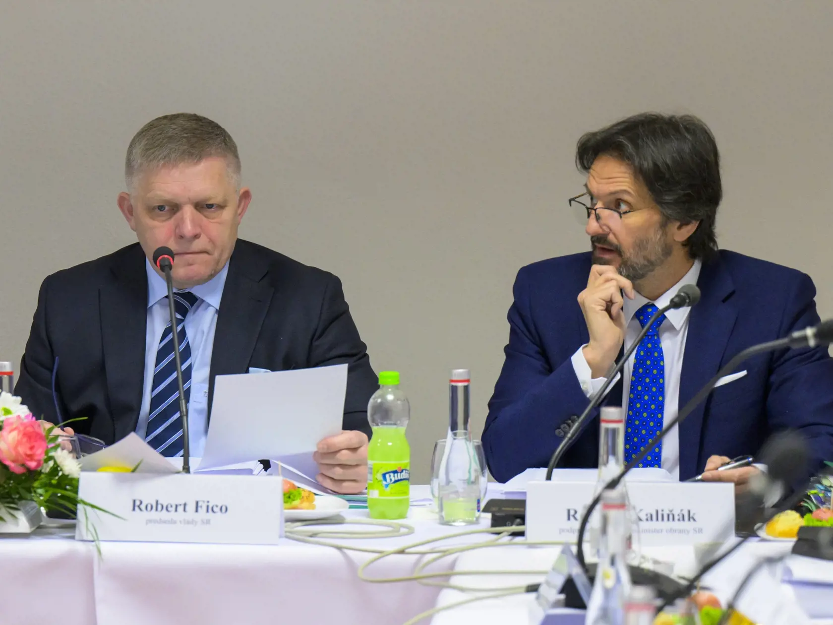 Na snímke zľava predseda vlády SR Robert Fico a podpredseda vlády a minister obrany SR Robert Kaliňák (obaja Smer-SD) počas výjazdového rokovania vlády Slovenskej republiky v Červenom Kláštore 29. januára 2025. FOTO TASR - Veronika Mihaliková

