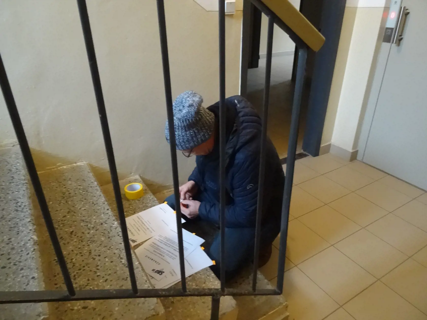 Pracovník dodávateľskej firmy vymenil oznamy zo zmätočným textom.