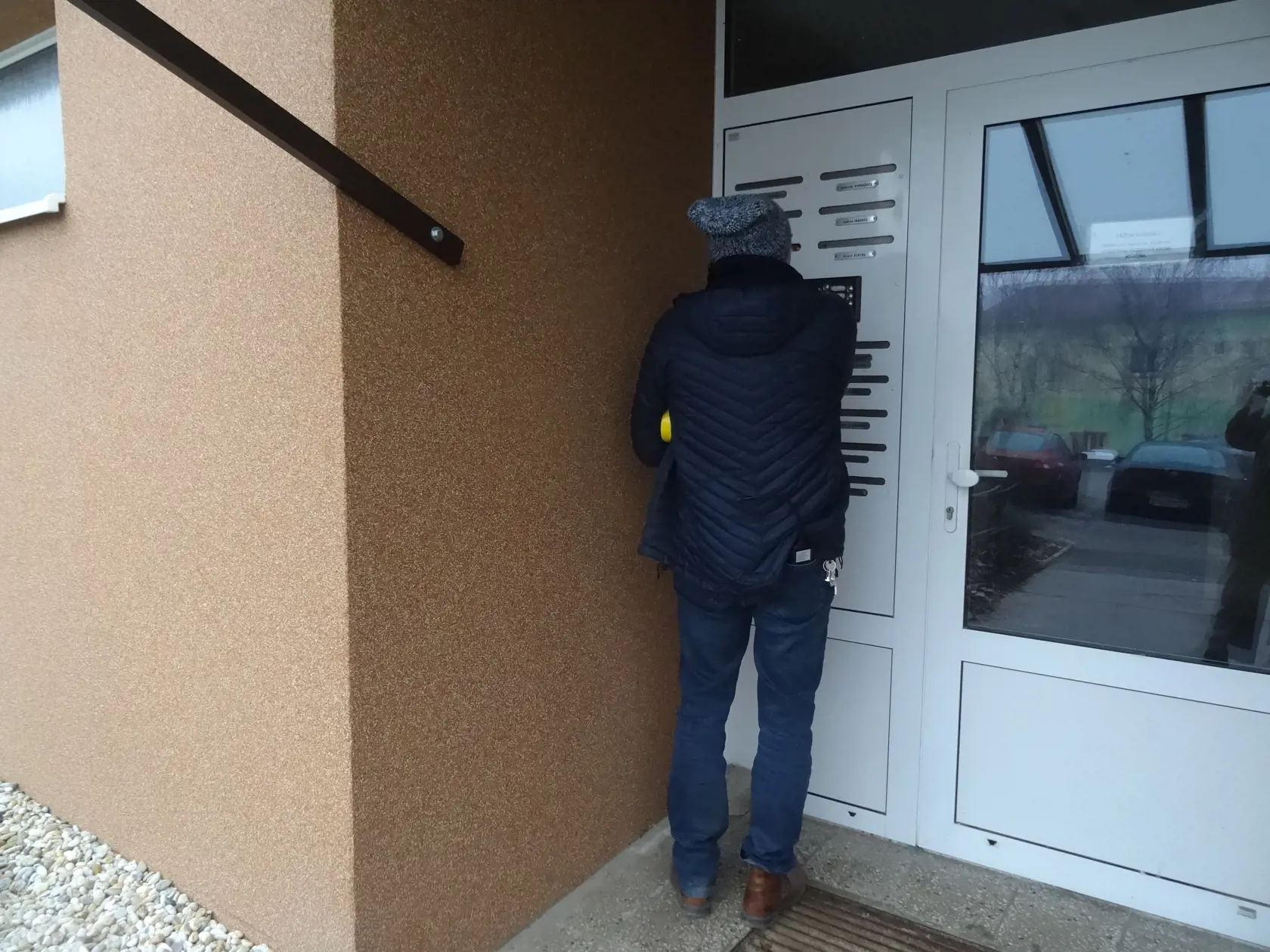 Pracovník si k výmene oznamu prizval zástupcov vlastníkov bytov.
