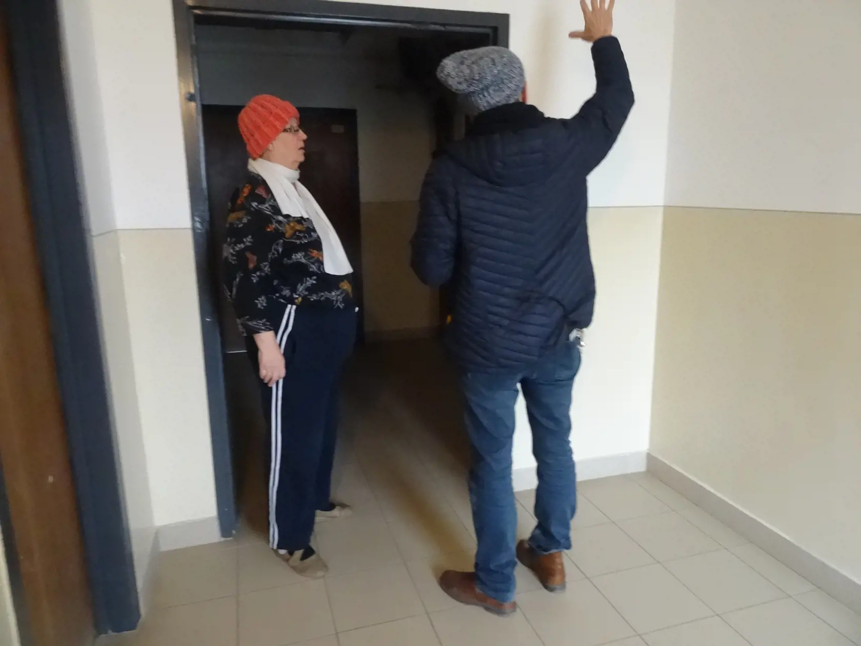 Pracovník dodávateľskej firmy v rozhovore so zástupkyňou vlastníkov bytov z Drábovej 8 Natáliou Hajzerovou.