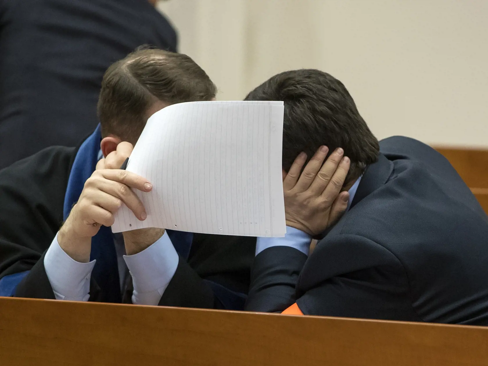 Prvé pojednávanie na Špecializovanom trestnom súde v Pezinku vo veci vraždy investigatívneho novinára Jána Kuciaka a jeho snúbenice Martiny Kušnírovej. Na snímke zľava je obhájca Marek Para a jeho klient Marián Kočner.