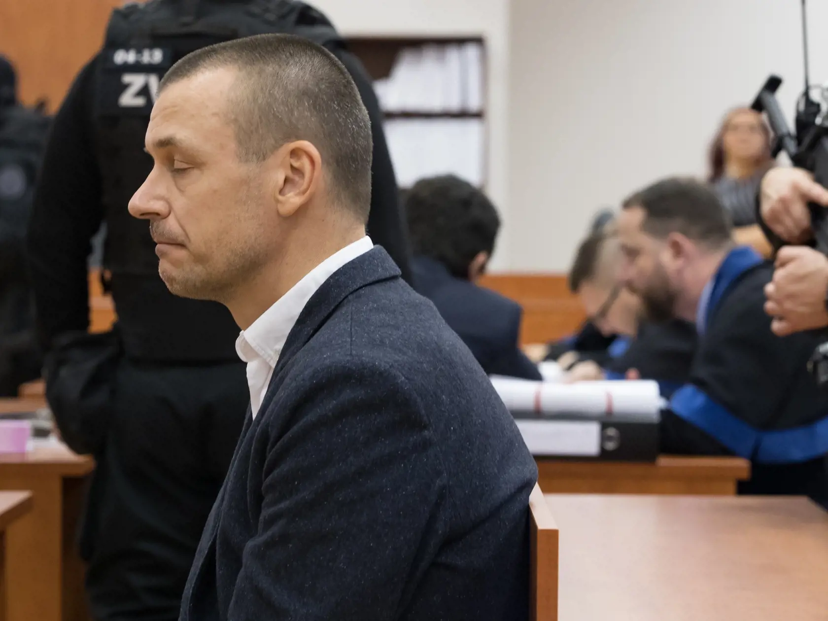 Tretie pojednávanie na Špecializovanom trestnom súde v Pezinku vo veci vraždy investigatívneho novinára Jána Kuciaka a jeho snúbenice Martiny Kušnírovej. Na snímke je Peter Tóth, predvolaný ako svedok. V pozadí vľavo je Marián Kočner počas rozhovoru so svojim obhájcom Markom Parom.