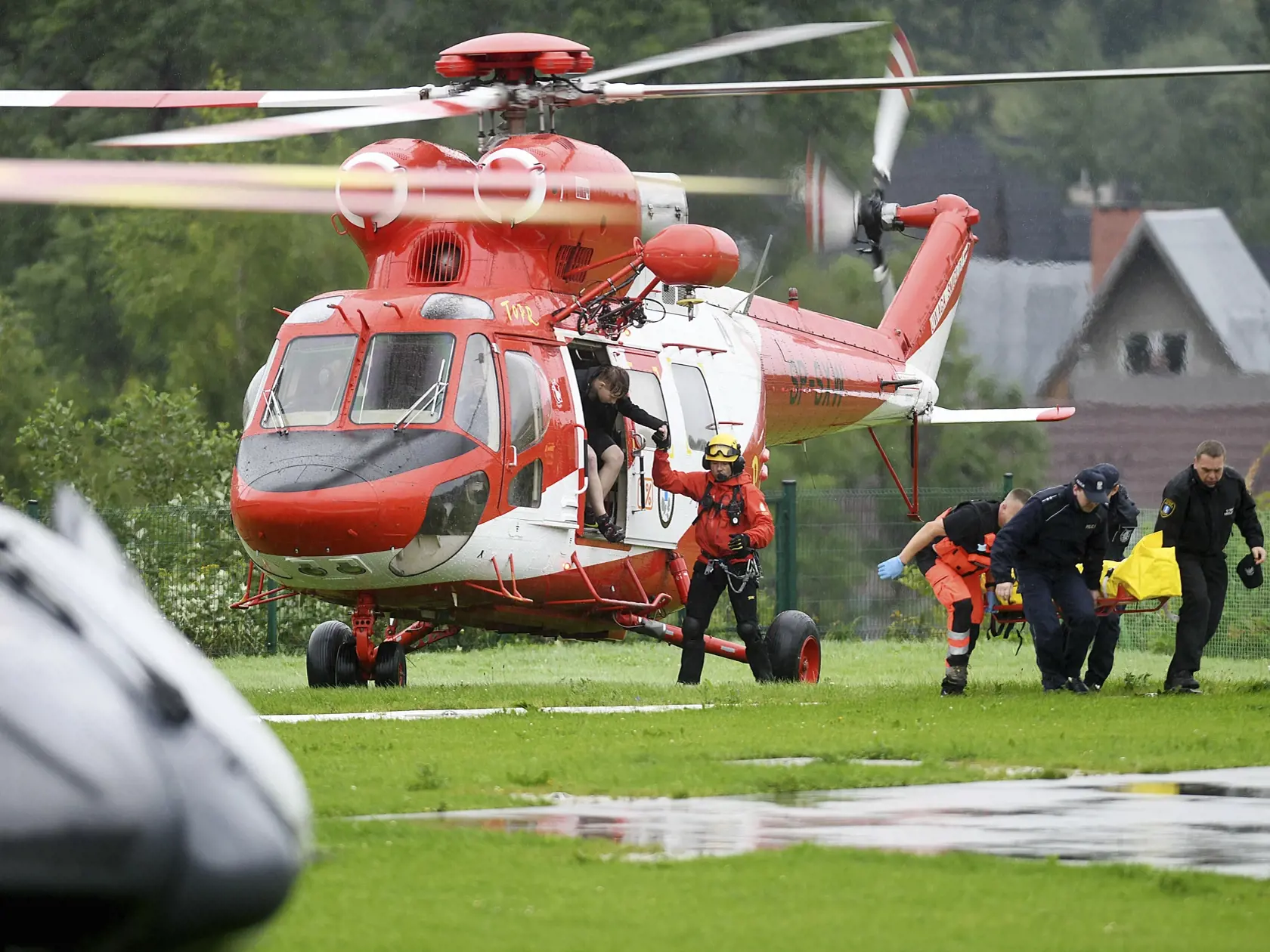Záchranná akcia v poľských Tatrách spred 2 rokov. Pri údere blesku sa zranilo najmenej 140 ľudí.